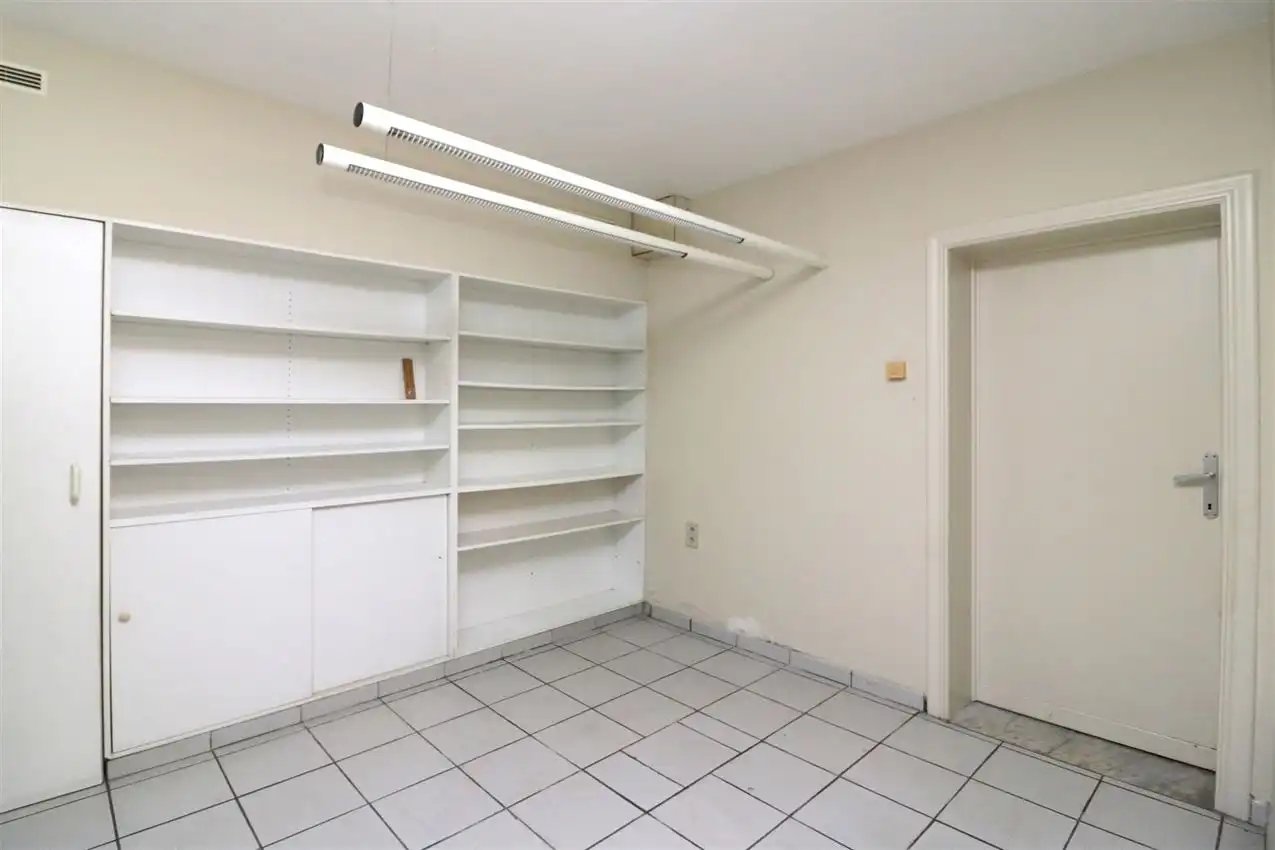 label c, nabij station, garage voor vijf wagens foto 49