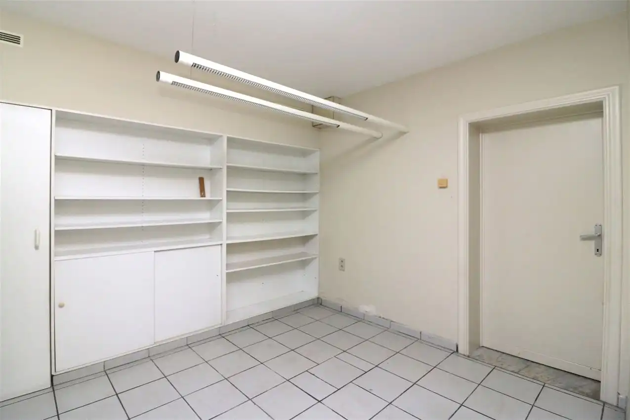 label c, nabij station, garage voor vijf wagens foto 49