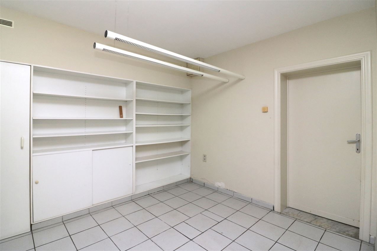 label c, nabij station, garage voor vijf wagens foto 49