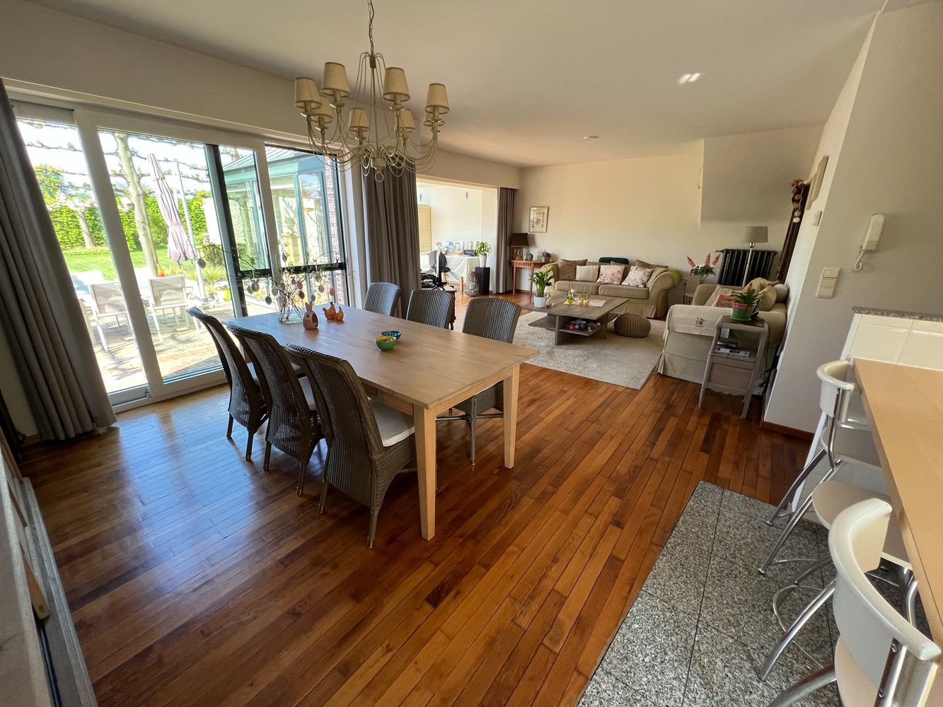 Luxueus gelijkvloers appartement met 3 slaapkamers, tuin en garage foto 6
