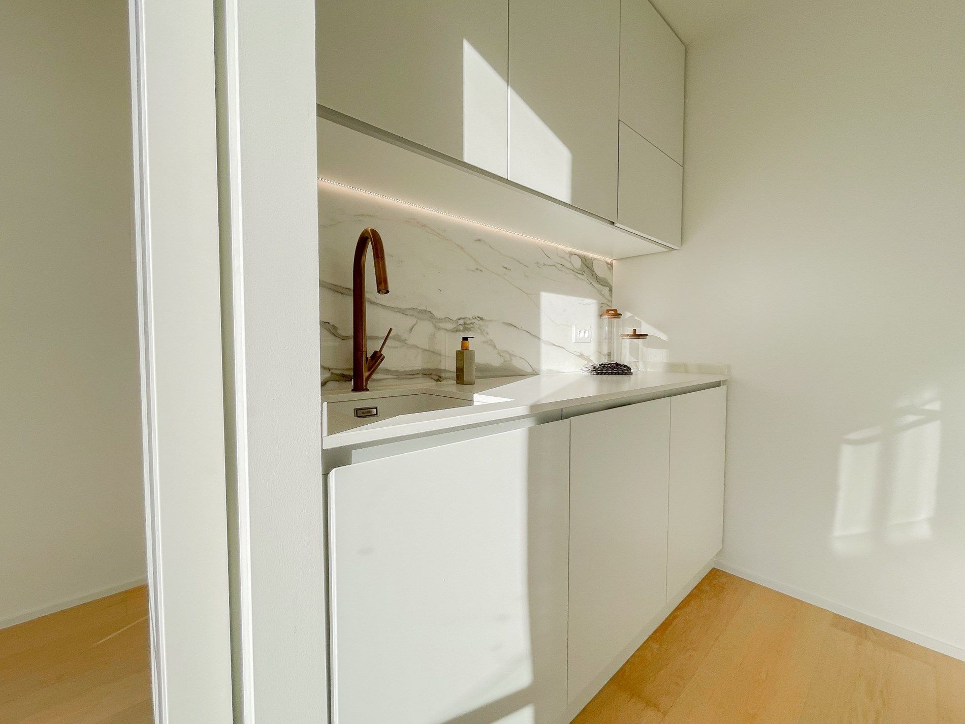 Appartement met zijdelings zeezicht en een ruim zuidwest gericht terras. foto 12
