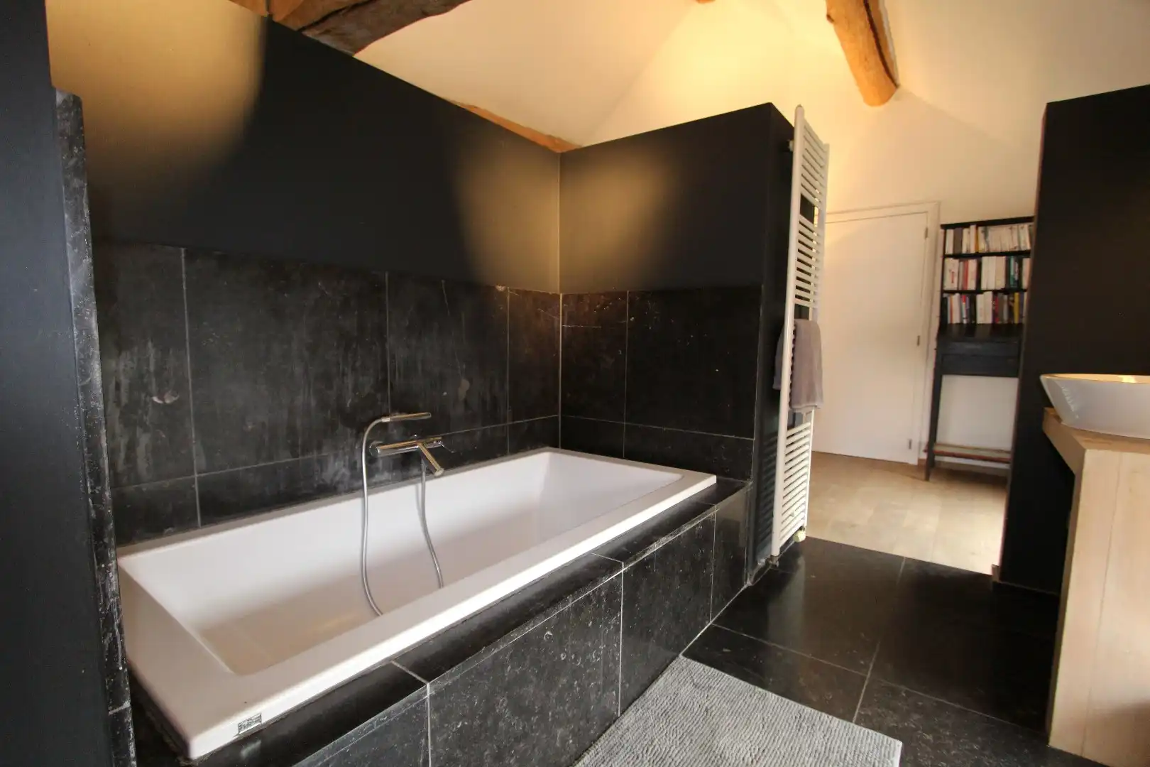 RUIME WONING VAN 390 m² MET GROTE TUIN EN ZWEMBAD foto 20