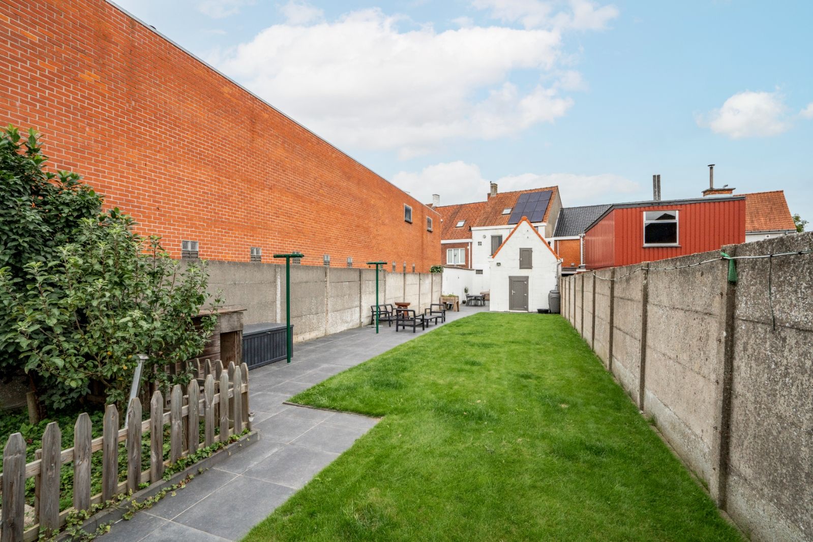 Instapklare woning met zonnepanelen en uitweg via achterliggende ruime garage! foto 15