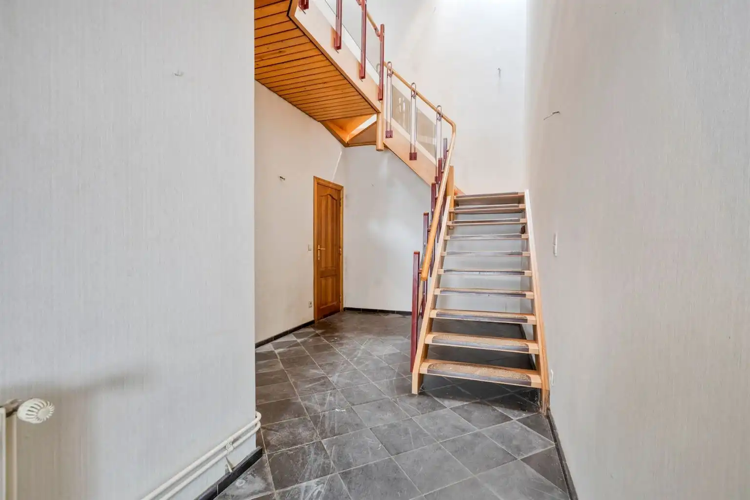 Karaktervol hoekpand met handelsruimte en ruime woning op een absolute topligging aan de Bosstraat in Maaseik.  foto 2