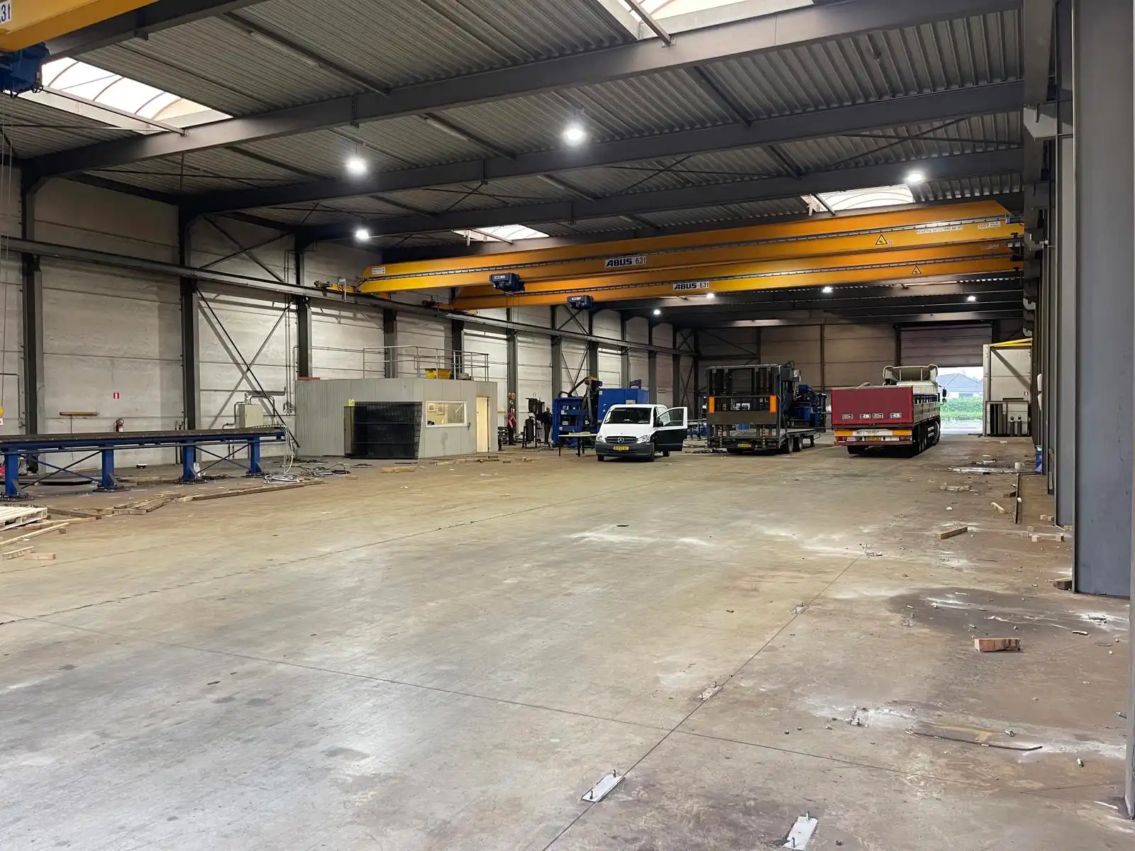 Magazijn met kantoren te huur in Beveren foto 3