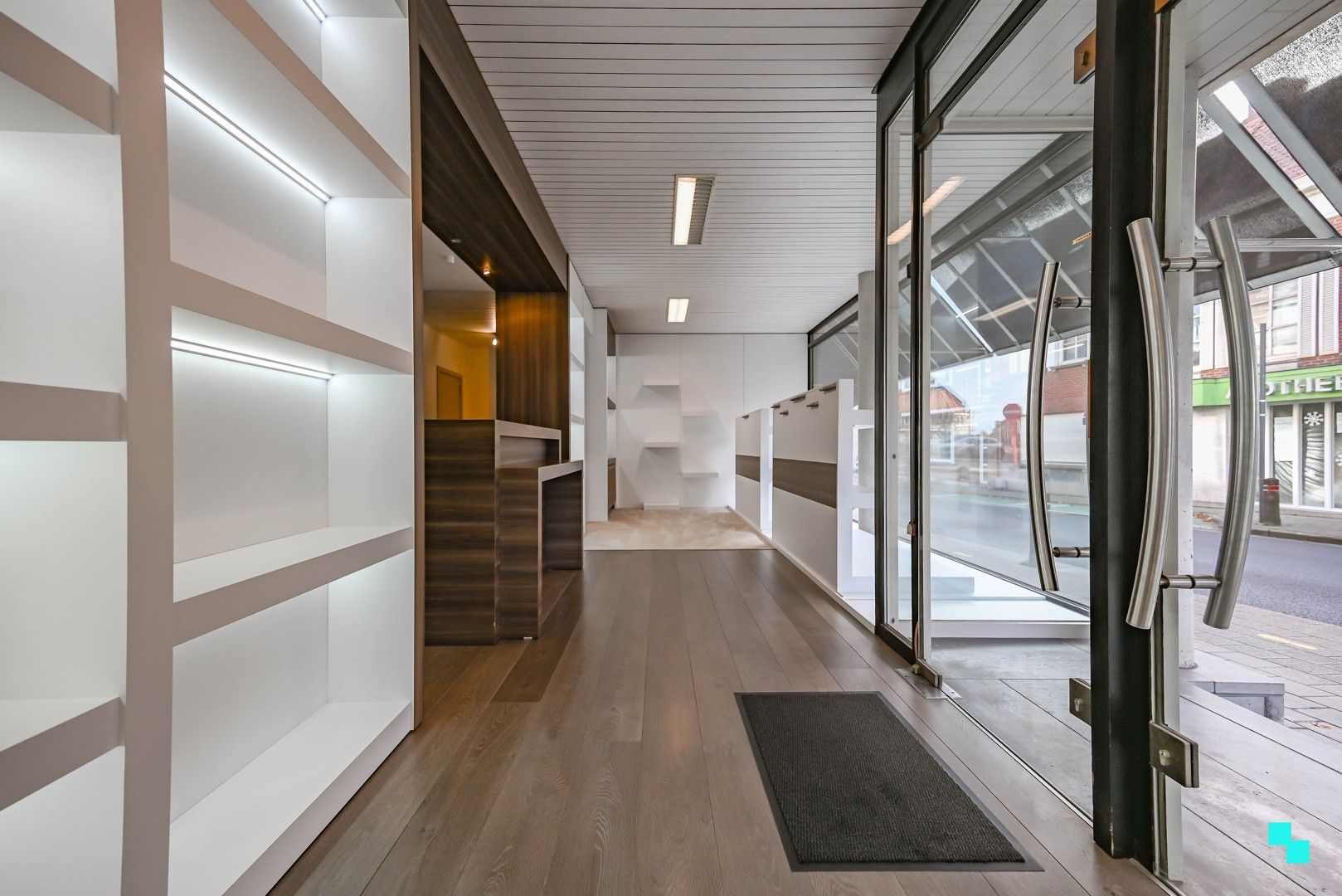 Centraal gelegen handelspand met etalage in hartje Lendelede foto 7