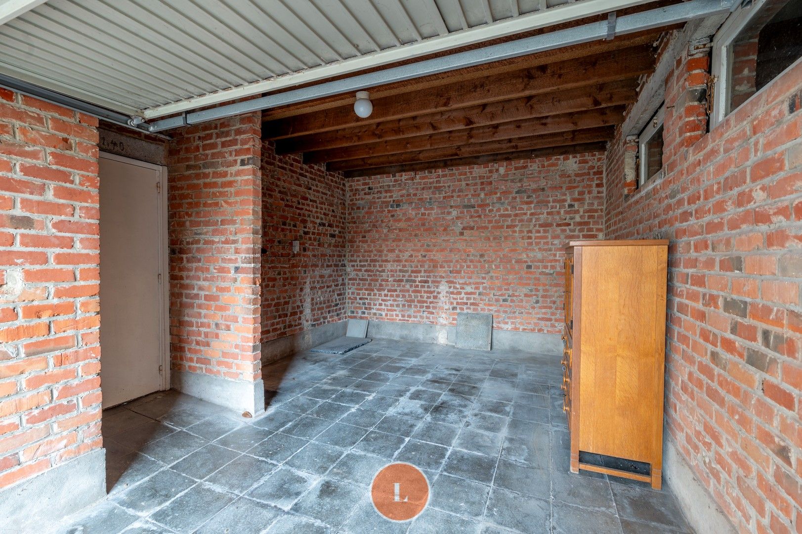 Te renoveren halfopen woning met 3 slaapkamers en 2 garages te Izegem! foto 15