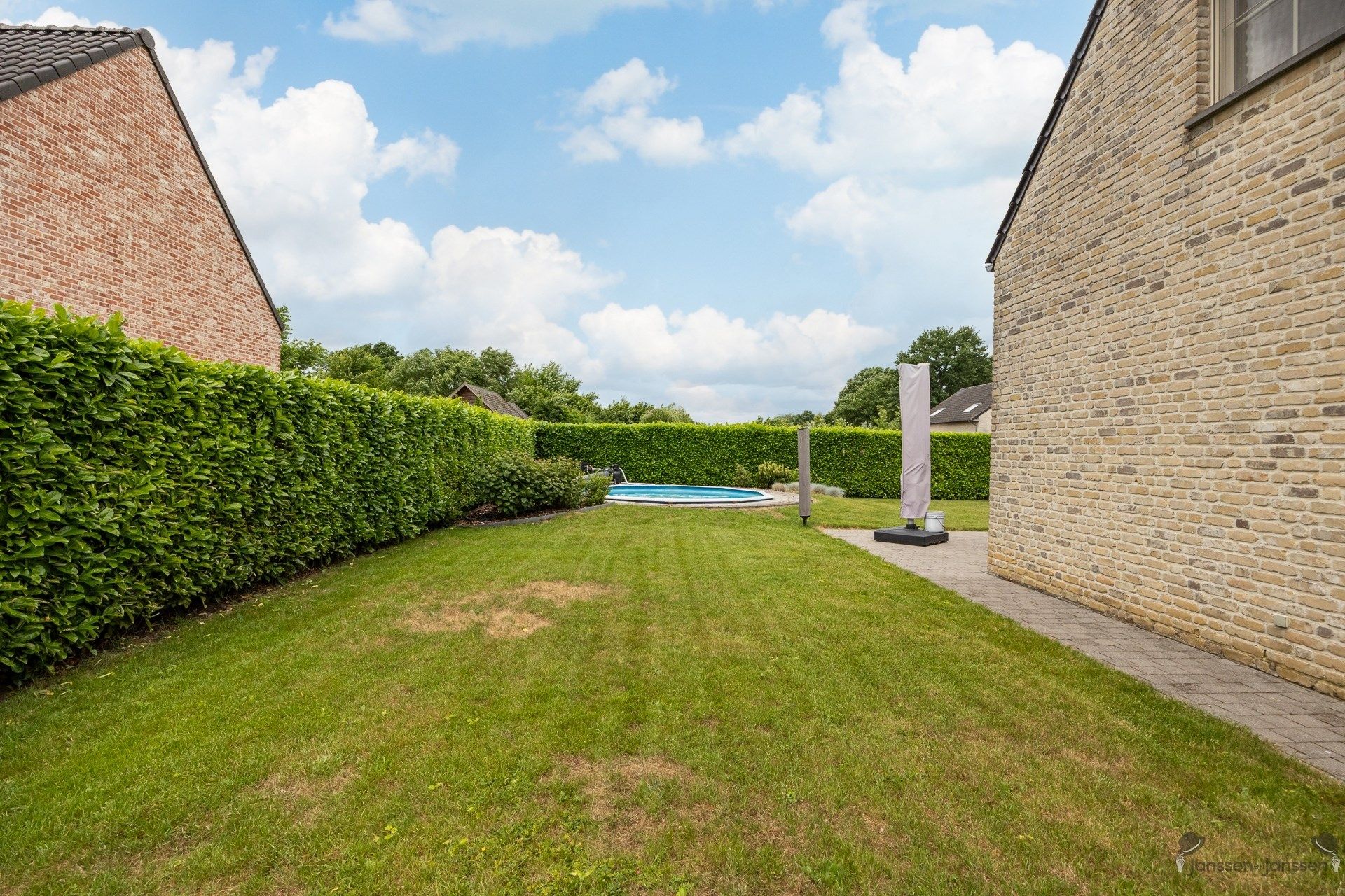 Instapklare woning met vier slaapkamers op een ruim perceel van 659m². foto 32