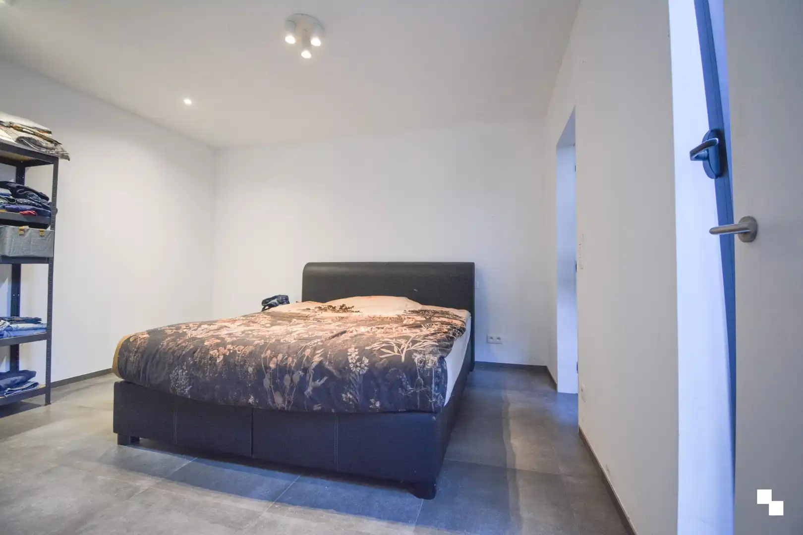 Ruim en modern gelijkvloers appartement met binnentuin te Staden foto 9