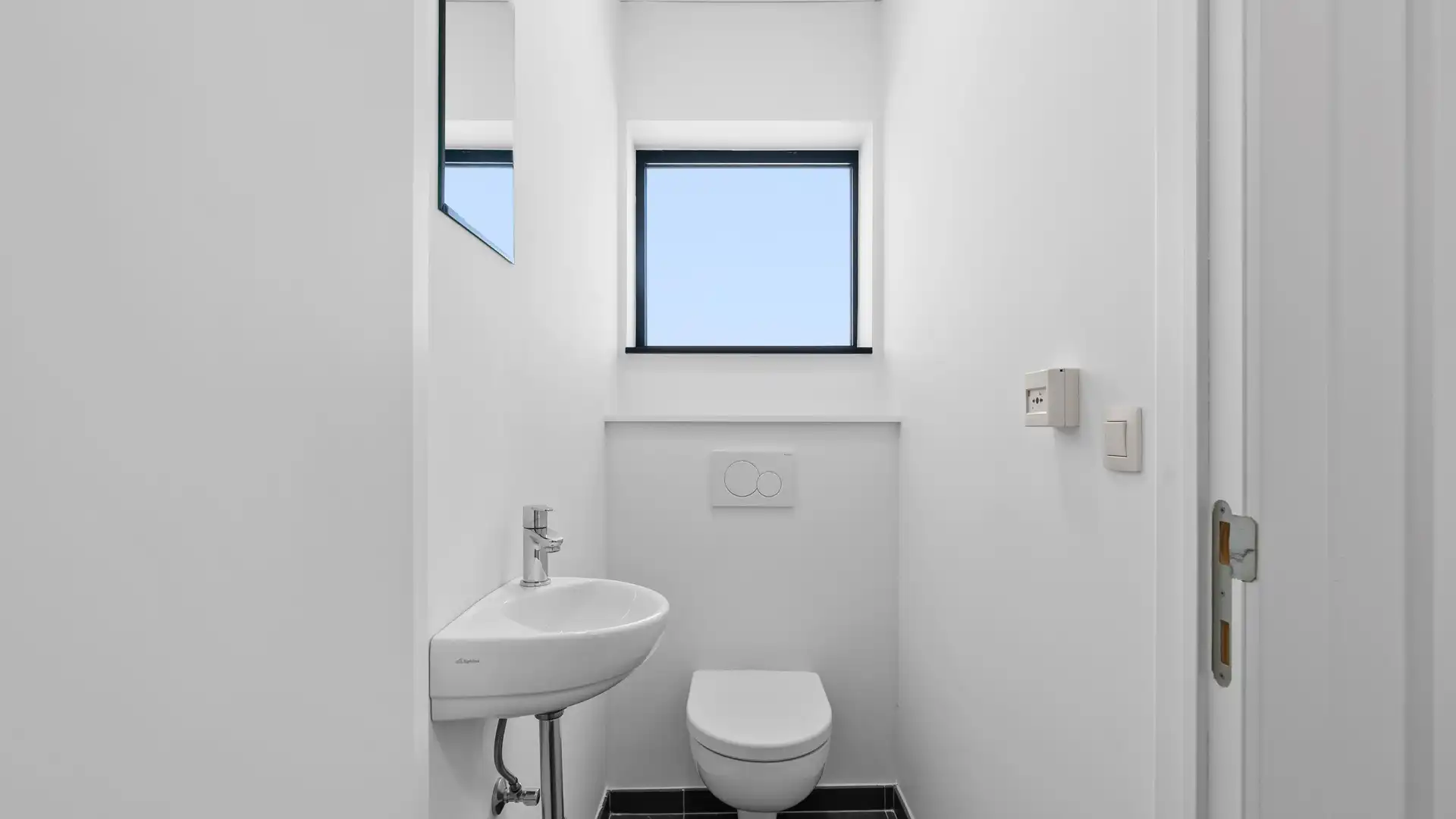 RECENTE, GELIJKVLOERSE KANTOOR-/PRAKTIJKRUIMTE MET GOEDE ZICHTLOCATIE foto 17