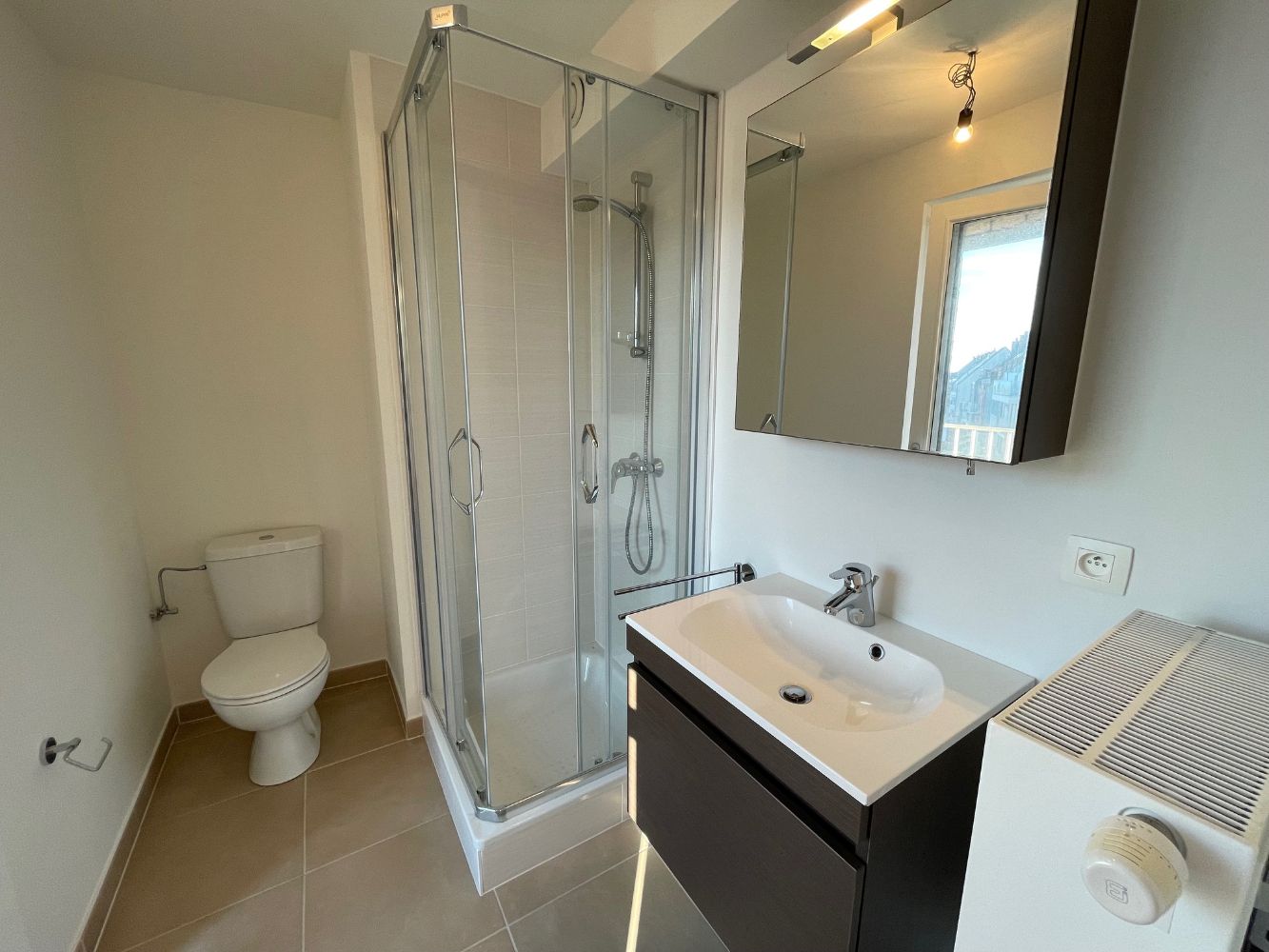 Ruim appartement met drie slaapkamers en twee badkamers( één met douche en één met bad). foto 15