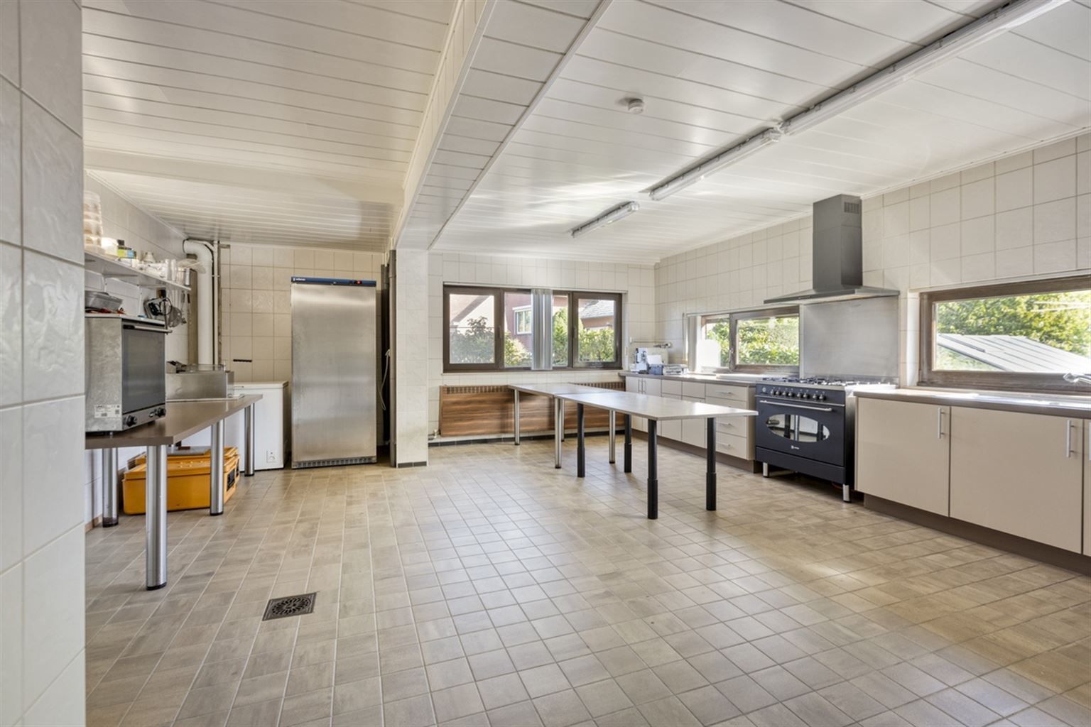 Ruime gezinswoning voorzien van 5 slaapkamers, garage, kelder en tuin nabij het centrum van Neeroeteren. Tevens mogelijkheden voor het uitoefenen van een vrij beroep, praktijkruimte, kapsalon, etc.  foto 9