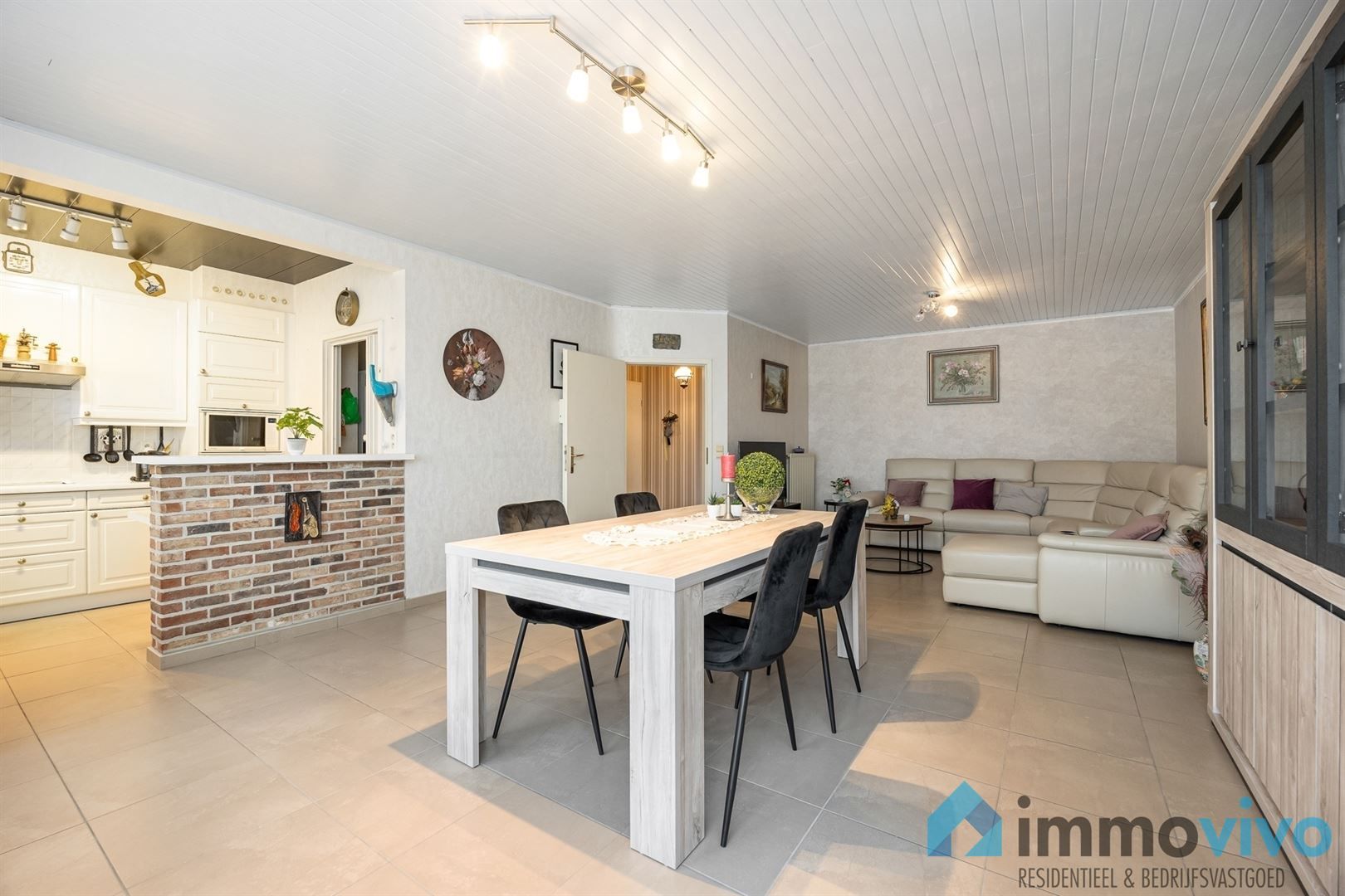 Ruim appartement met 2 slaapkamers en terras. foto 3