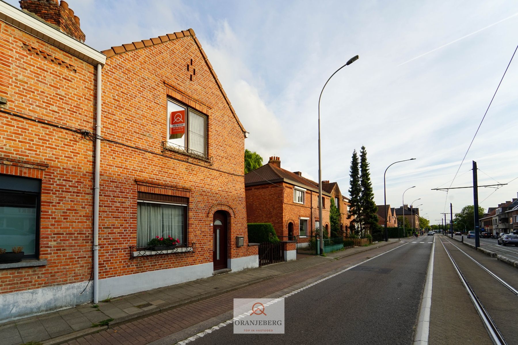 COMPROMIS IN OPMAAK! Charmante halfopen woning met oprit, tuin én garage te koop nabij UZ foto 27