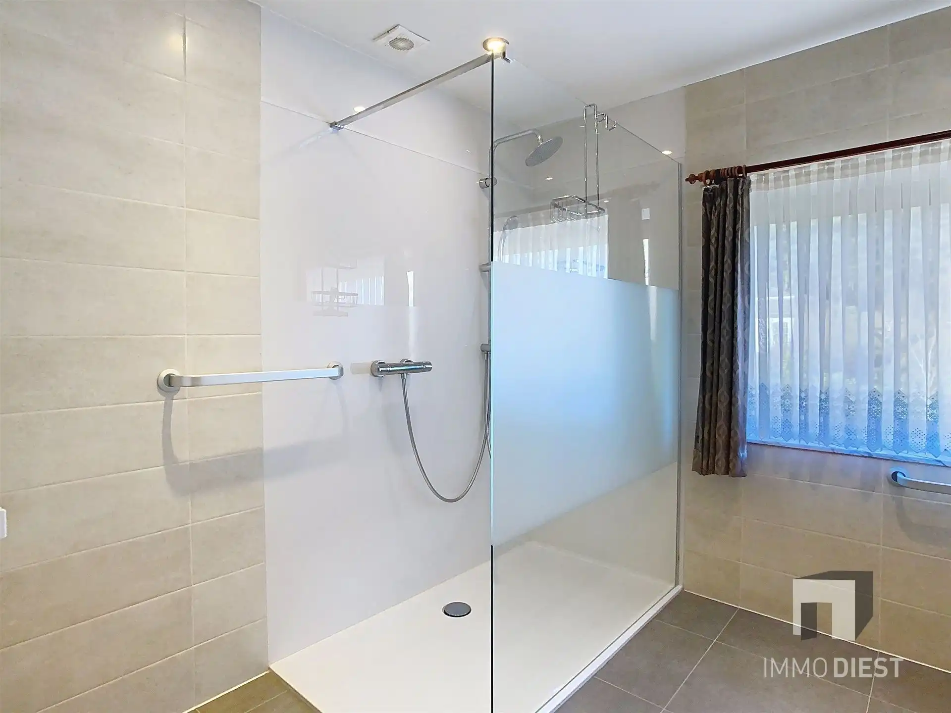 Woning met dubbele garage foto 14