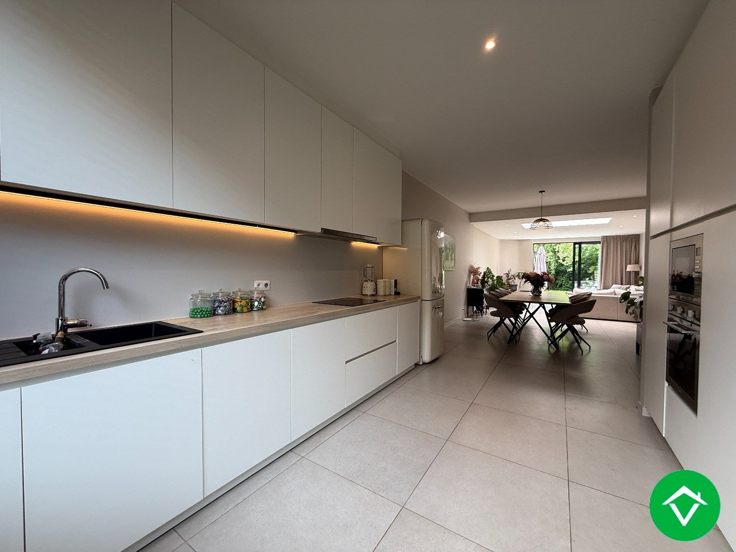 Prachtig gerenoveerde rijwoning nabij het centrum met 3 slaapkamers, tuin en garage te Roeselare foto 3