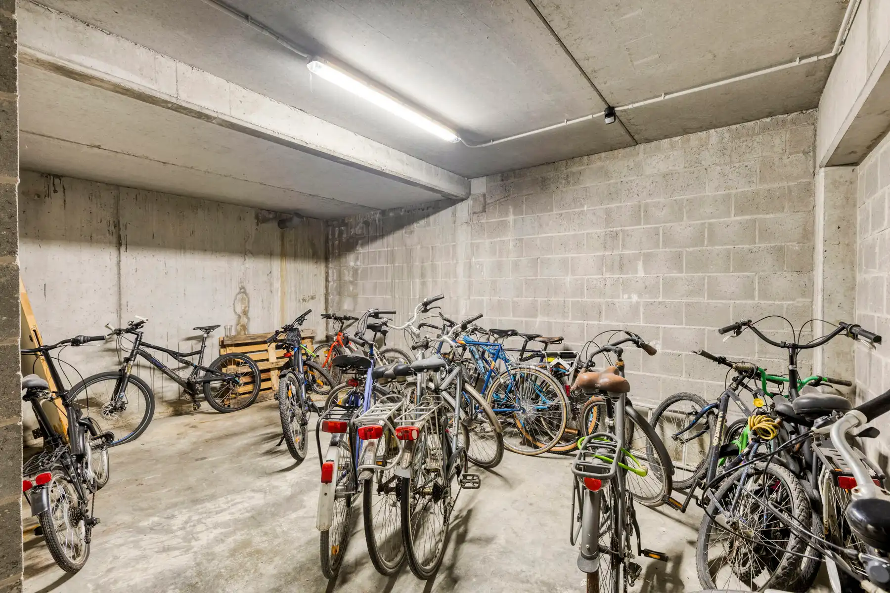 Gelijkvloers app met tuin en garagebox! foto 24