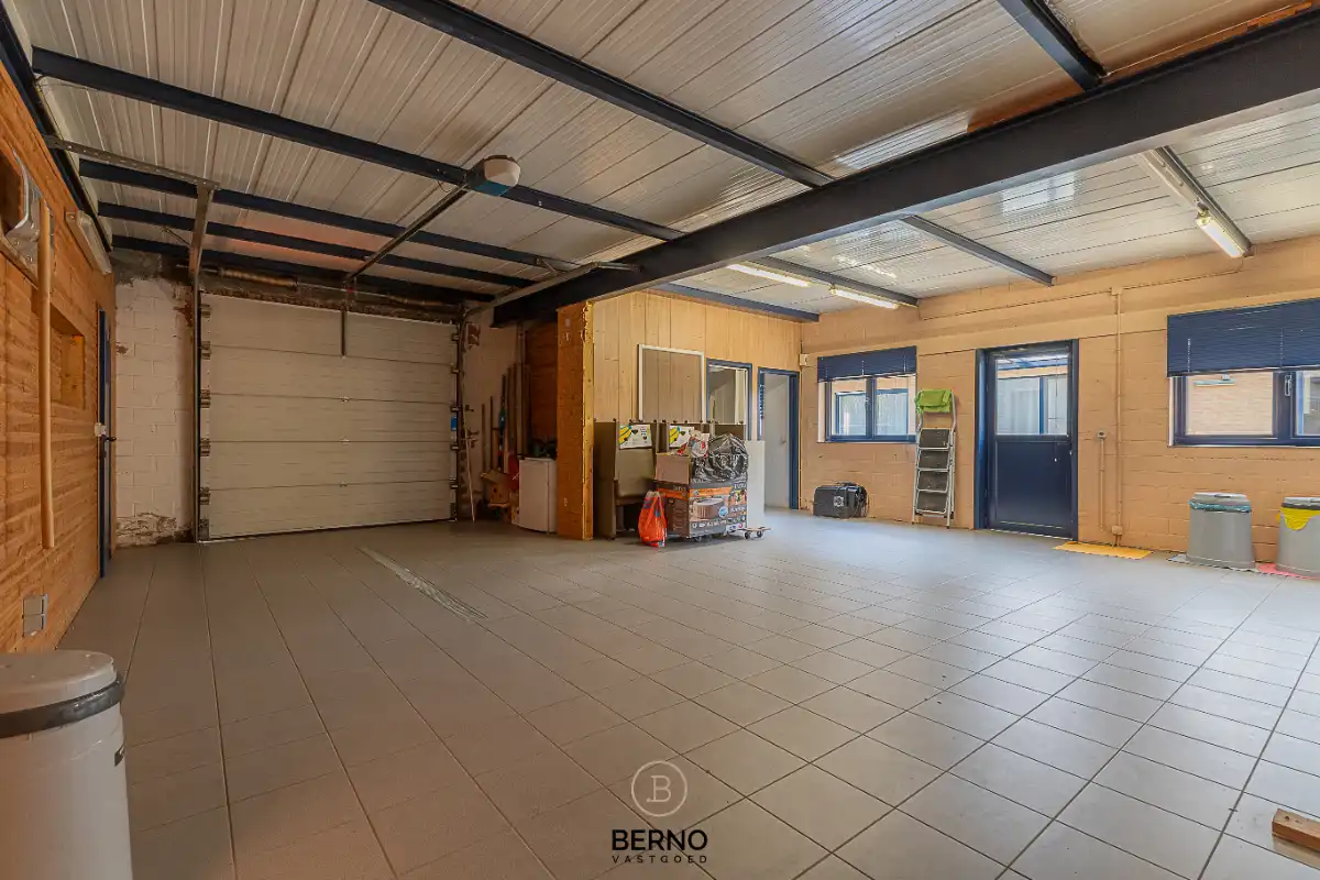 Ruime halfopen bebouwing met bijgebouw foto 22