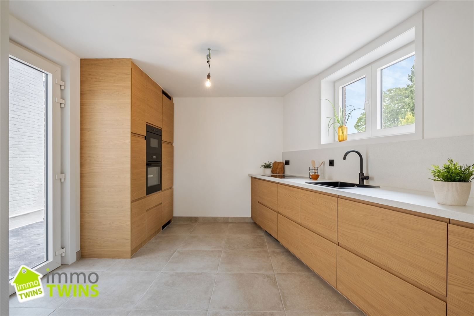 Volledig gerenoveerde halfopen woning met garage in het hart van Kemzeke foto {{pictureIndex}}