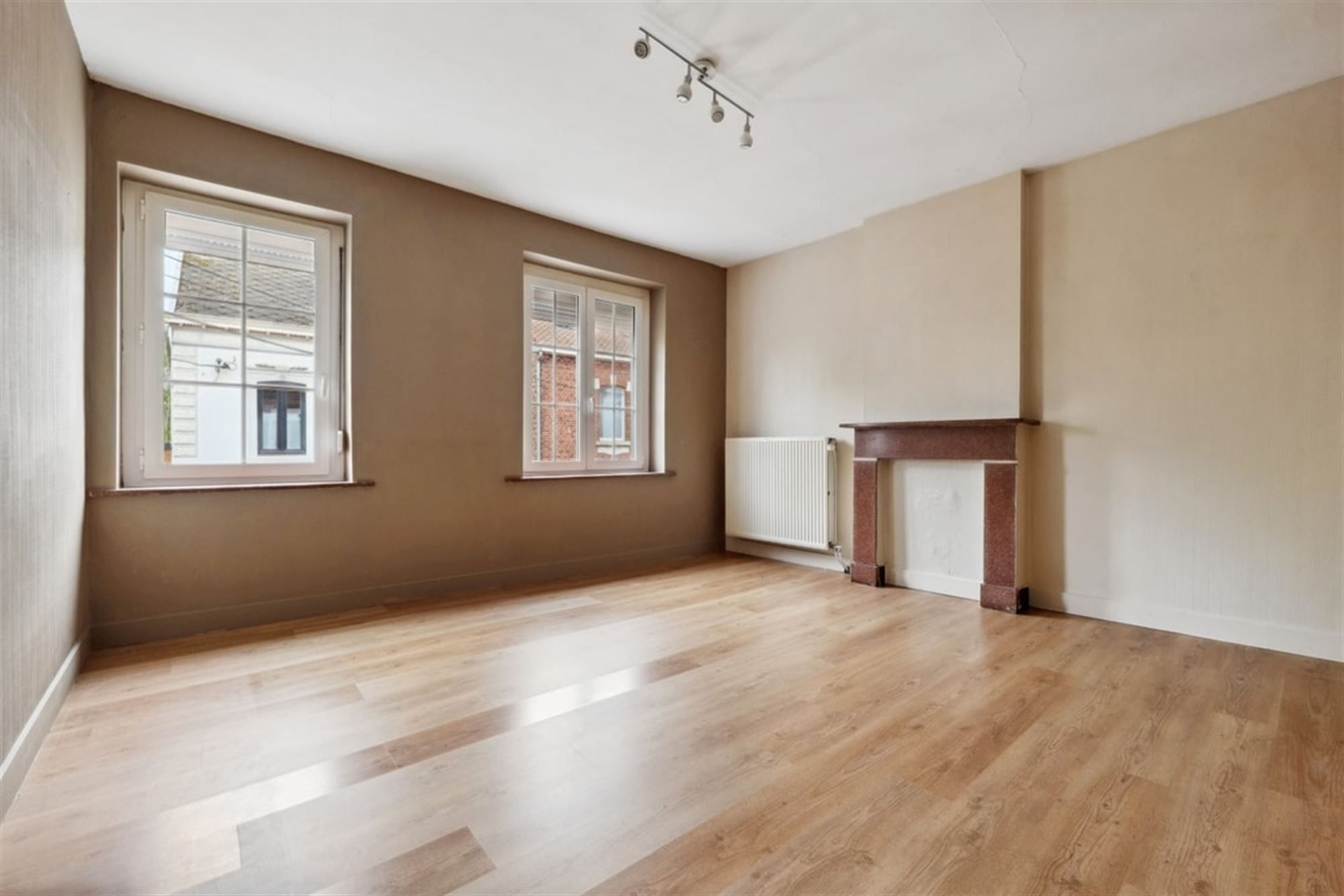 KNUSSE RIJWONING VLAKBIJ HET CENTRUM VAN LANDEN   foto 15