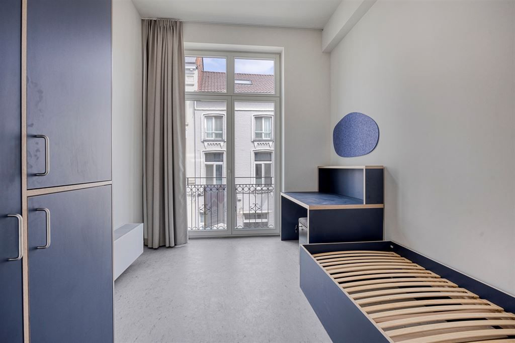Ruime en moderne studentenkamer in nieuwe studentenresidentie foto {{pictureIndex}}