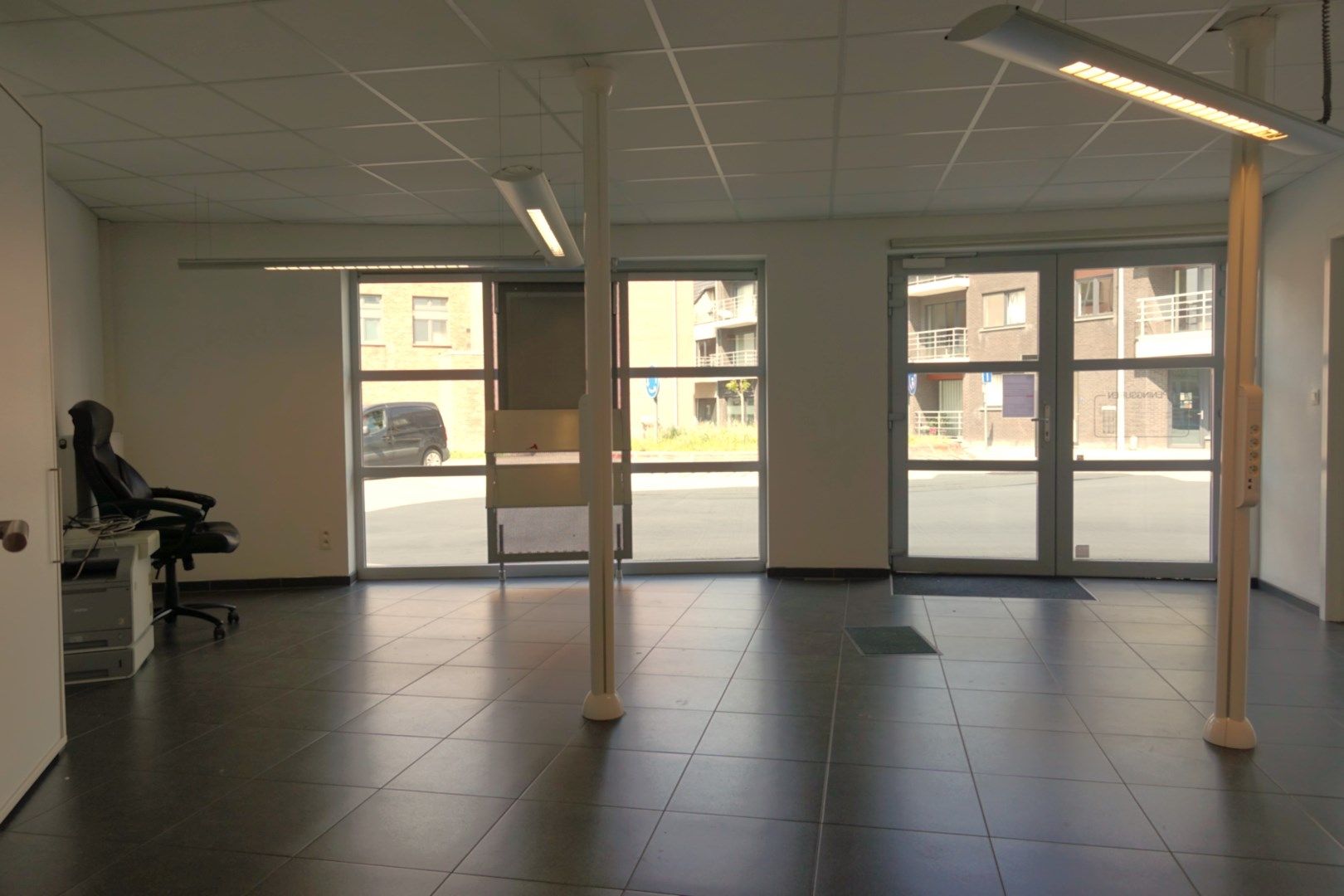 Goed gelegen handelspand op commerciële ligging te Lichtervelde foto 3