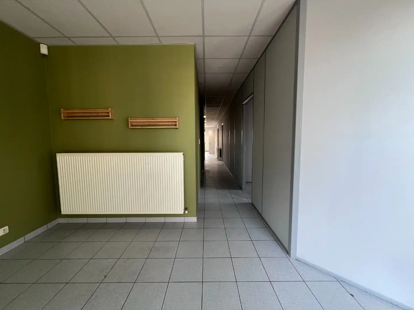 Commercieel handelspand met tal van mogelijkheden in het centrum van Lievegem foto 3