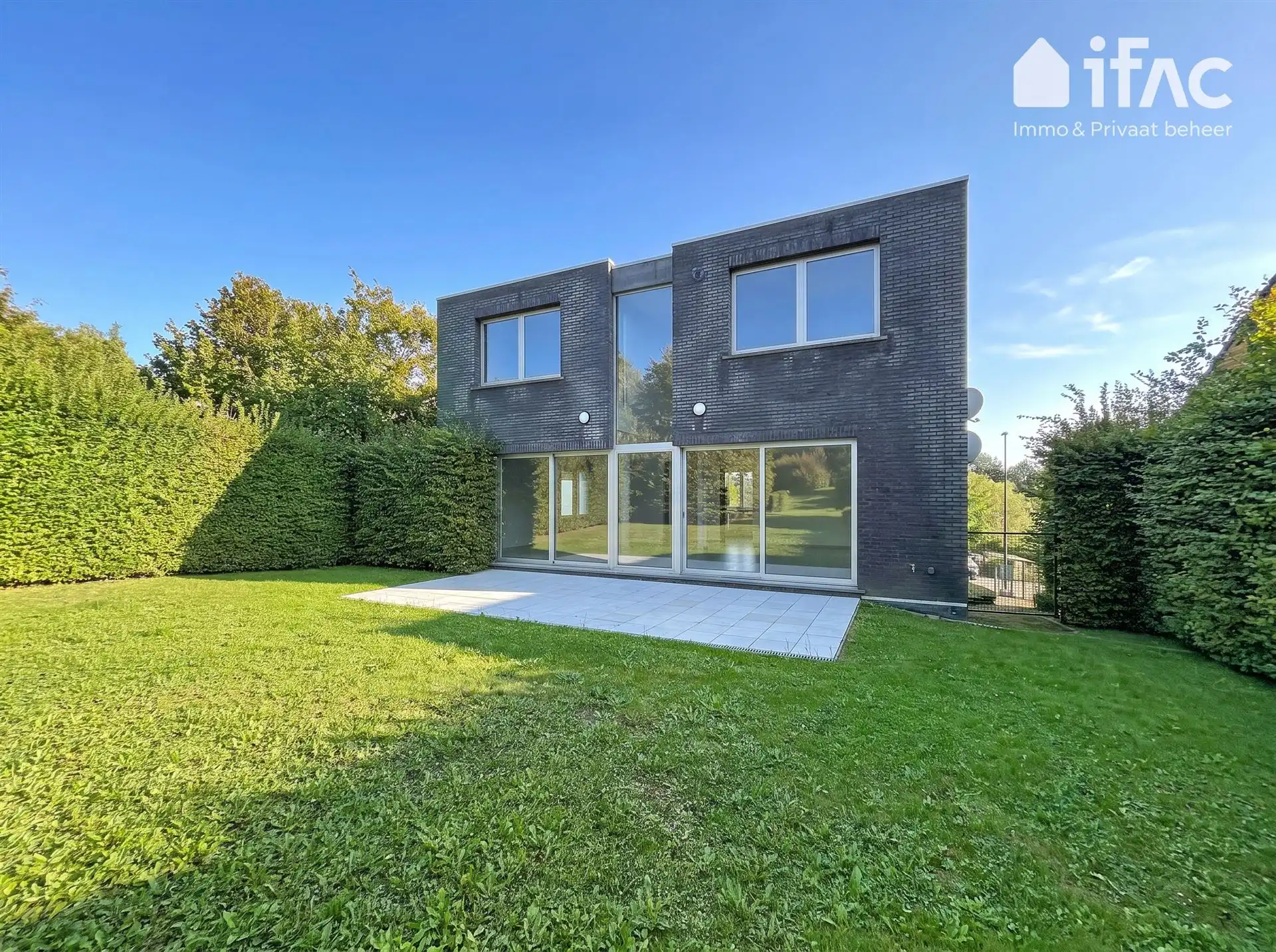 Moderne en ruime villa met mooi aangelegde tuin foto 9