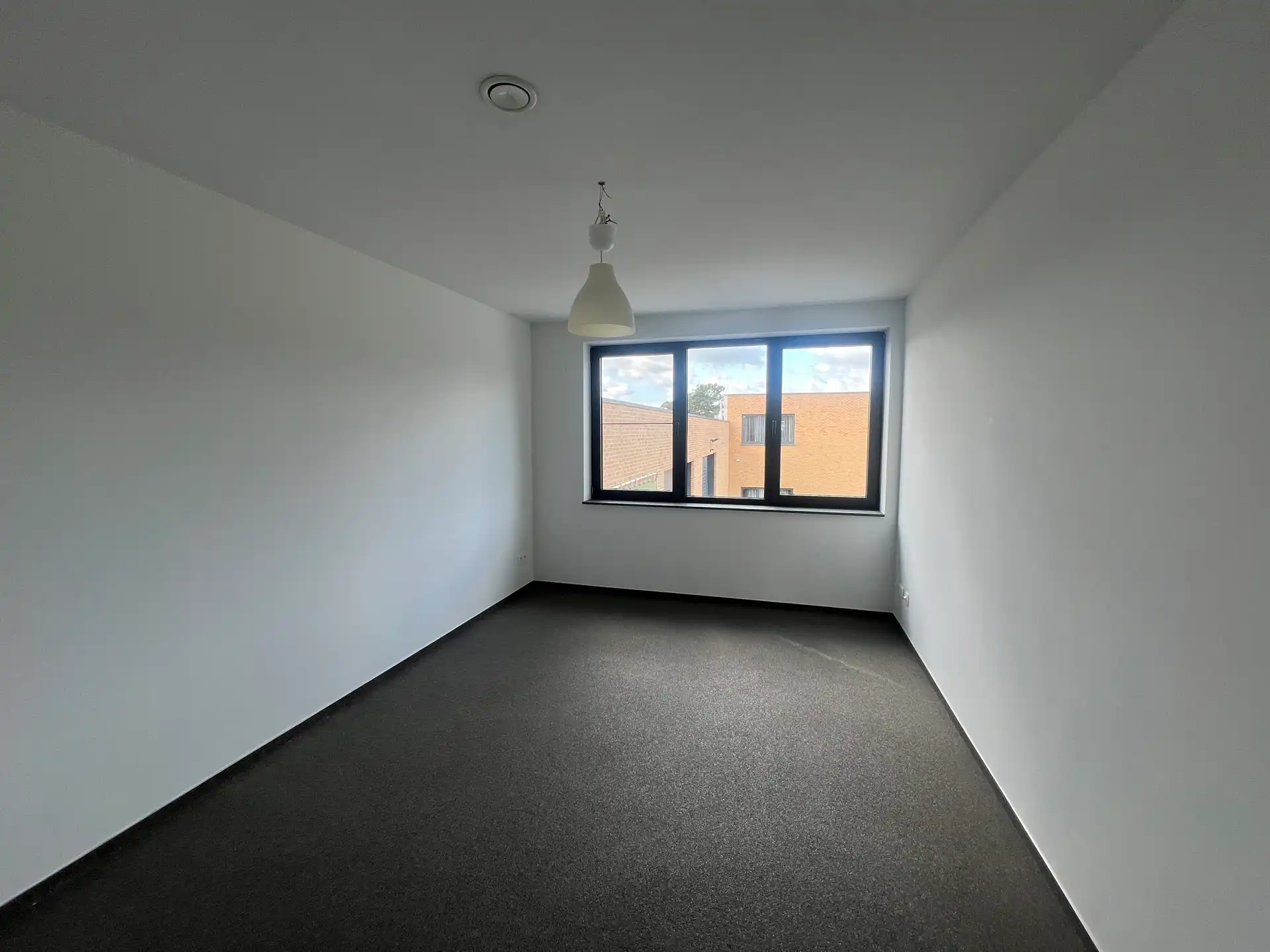 Bedrijfsgebouw met kantoren en woning in Houthalen foto 17