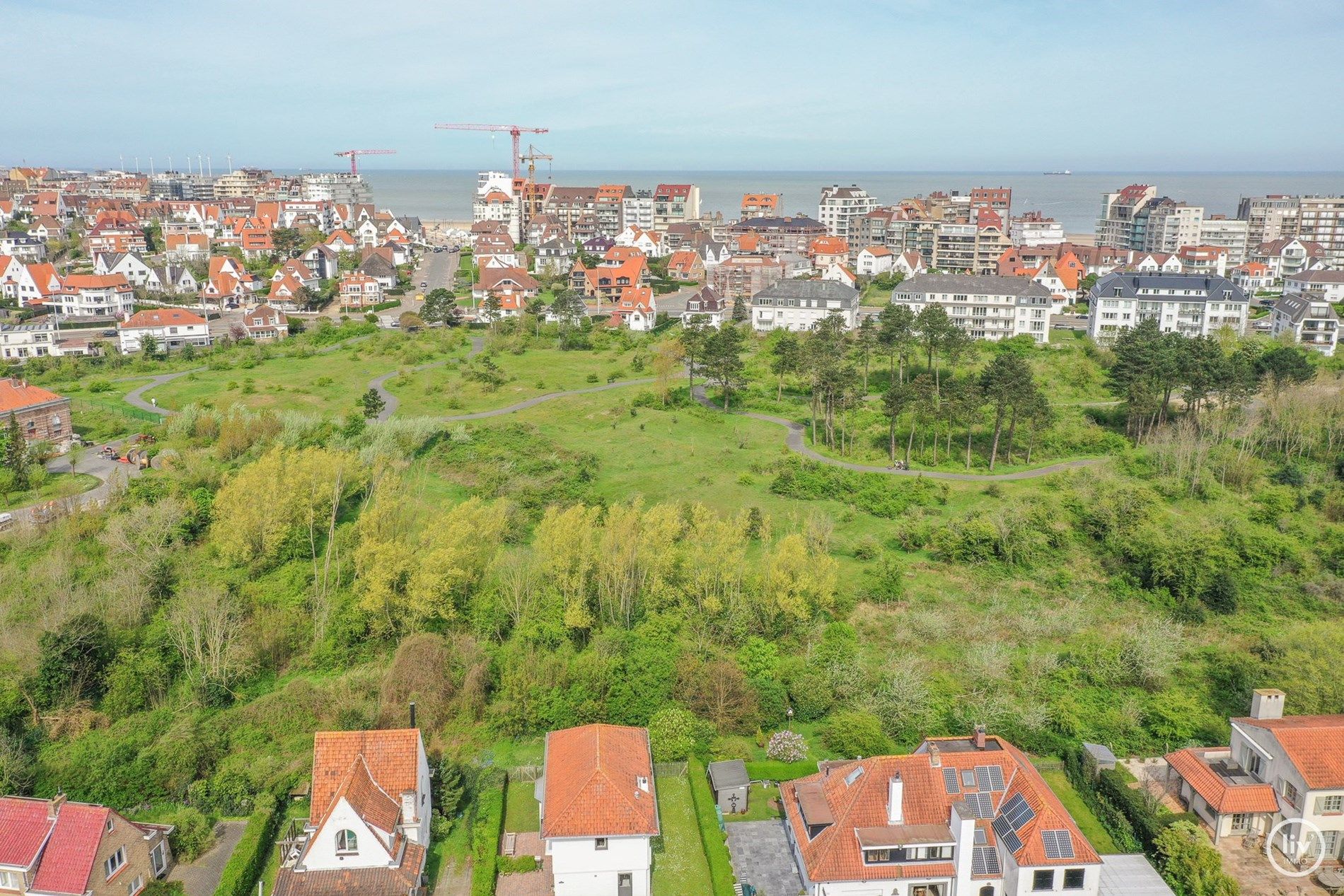 Luxueus afgewerkte nieuwbouwvilla bevindt zich nabij Park 58 en op wandelafstand van het strand en de Zeedijk. foto 42