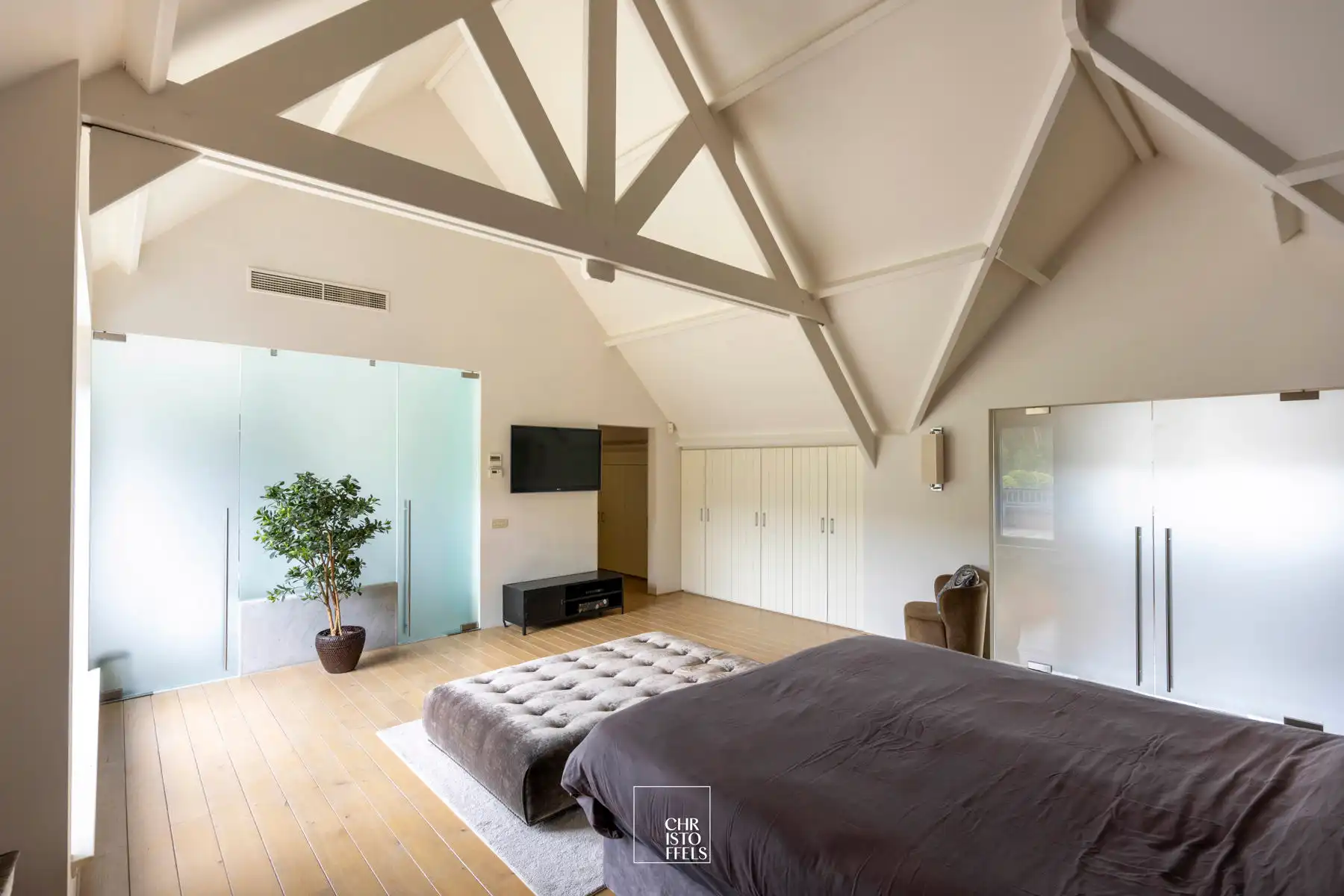 Exclusief landhuis met buitenzwembad op perceel van 2.787m² aan de bosrand. foto 26