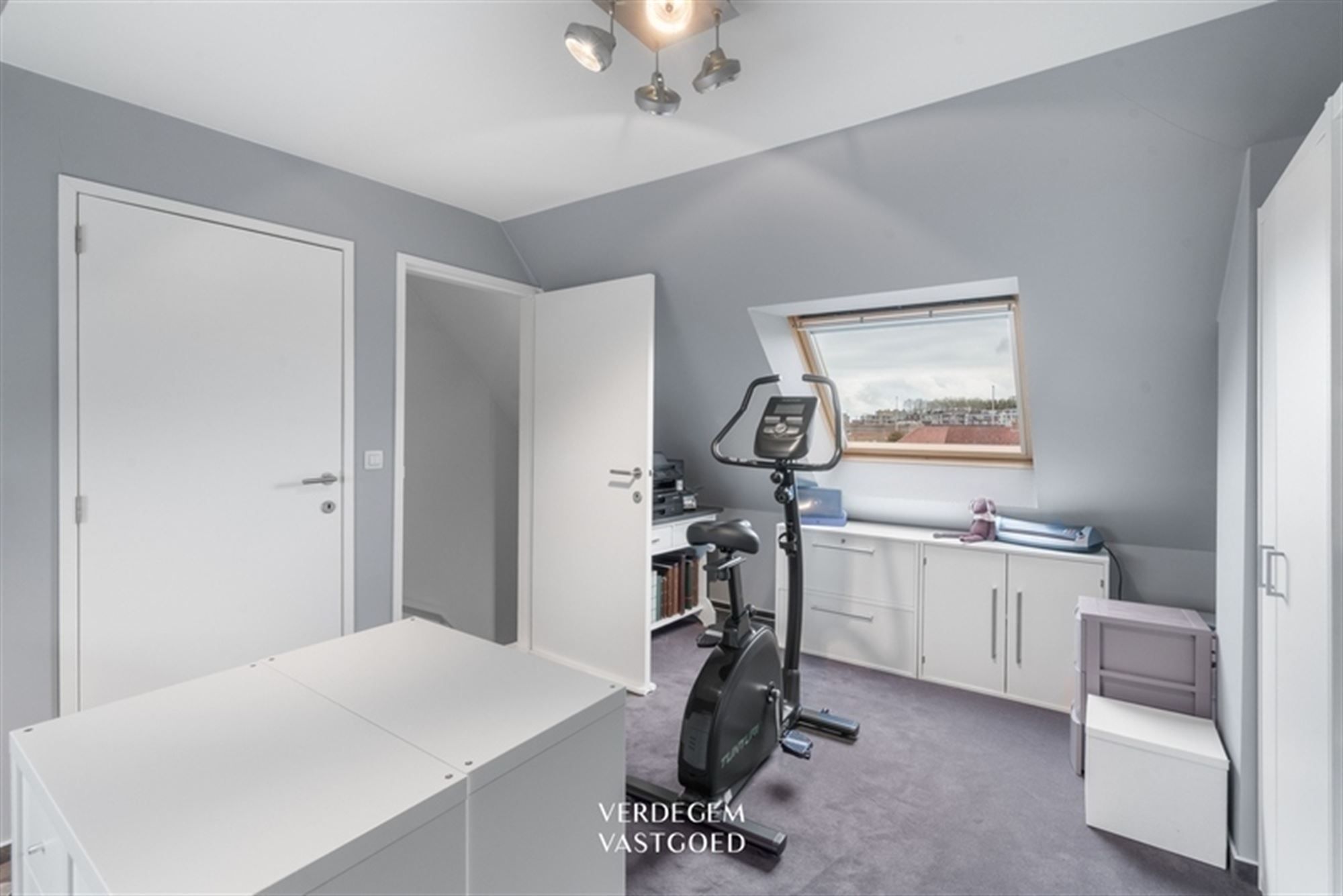 Instapklaar en knap afgewerkte woning met 2 garages, geniettuin en atelier/praktijk foto 16