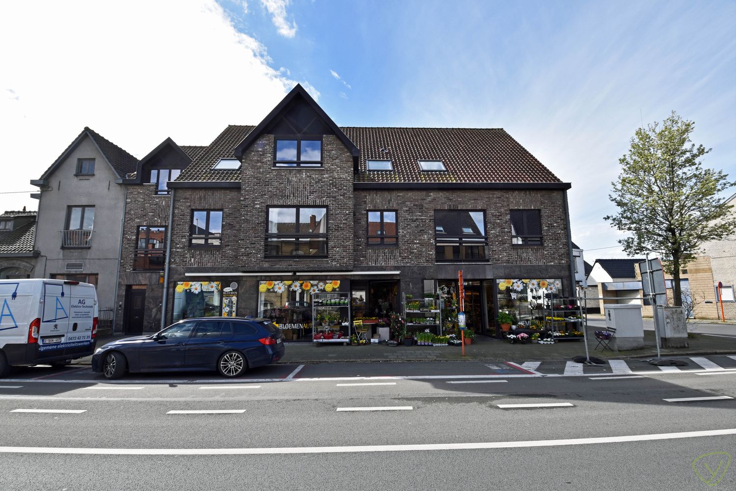Volledig vernieuwd en zeer ruim duplex-appartement nabij het centrum! foto {{pictureIndex}}