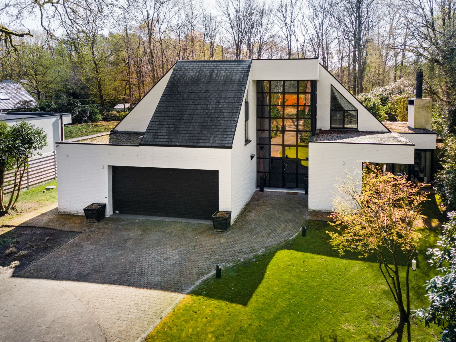 Moderne villa vlakbij het park van Halle Zoersel op 2.933m². foto {{pictureIndex}}