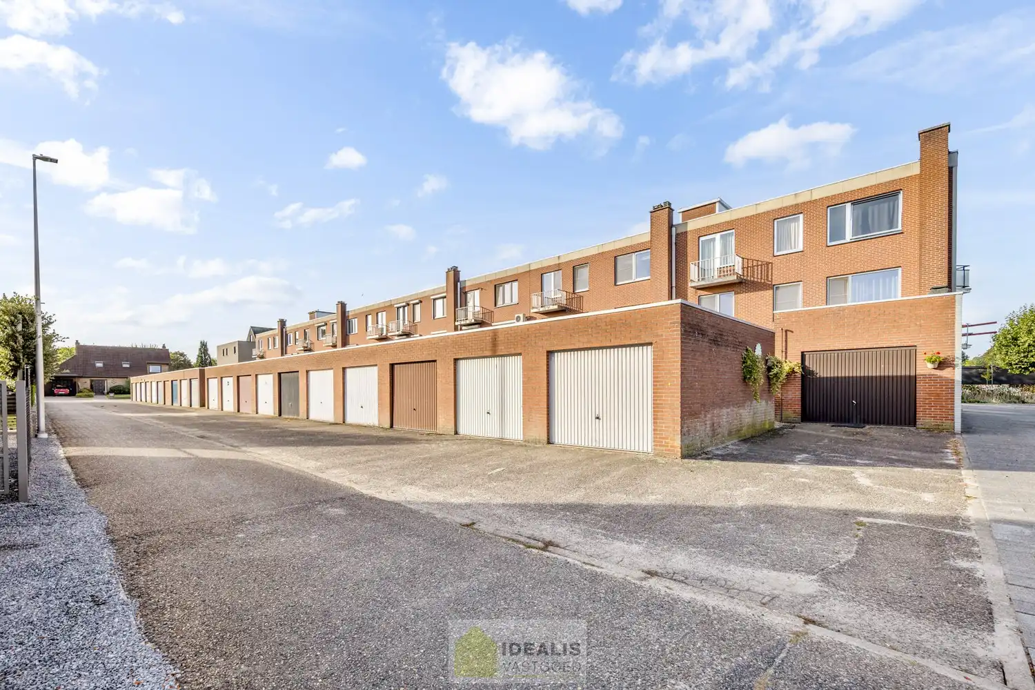 IDEALIS VASTGOED - GELIJKVLOERS APPARTEMENT IN HET CENTRUM VAN KAULILLE, BOCHOLT! Dit appartement van het bouwjaar 1972 biedt u een ruime keuken met aangrenzend bijkeuken met extra opbergruimte, een heerlijke woonkamer met grote glaspartijen, fijne slaapkamer, terras en privatieve garagebox. Dé unieke kans voor kandidaten op zoek naar een appartement op een aangename locatie vlakbij het centrum van Bocholt!! foto 22