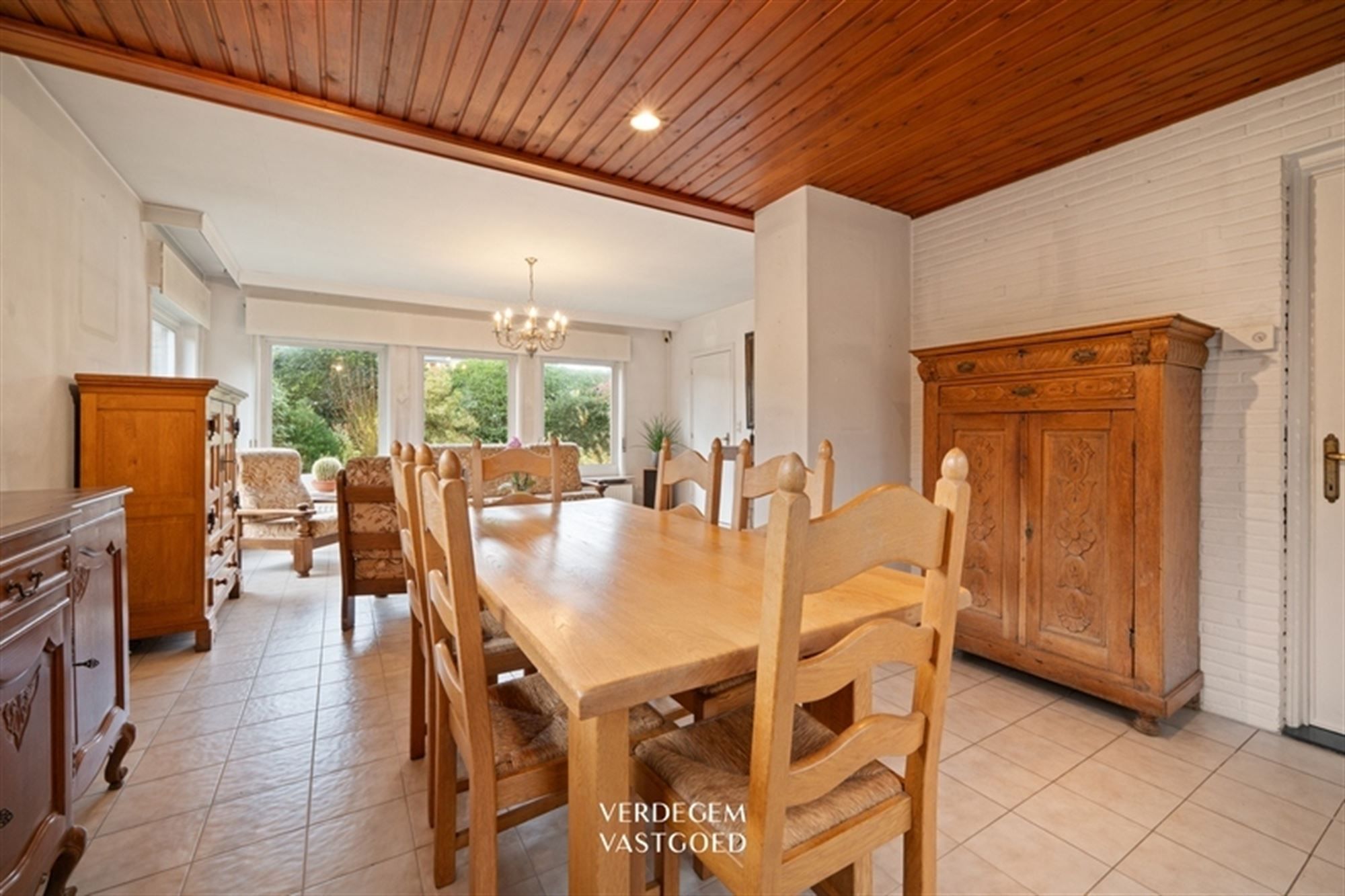 Ruime villawoning met 4+1 slaapkamers en fijne tuin, te renoveren foto 6