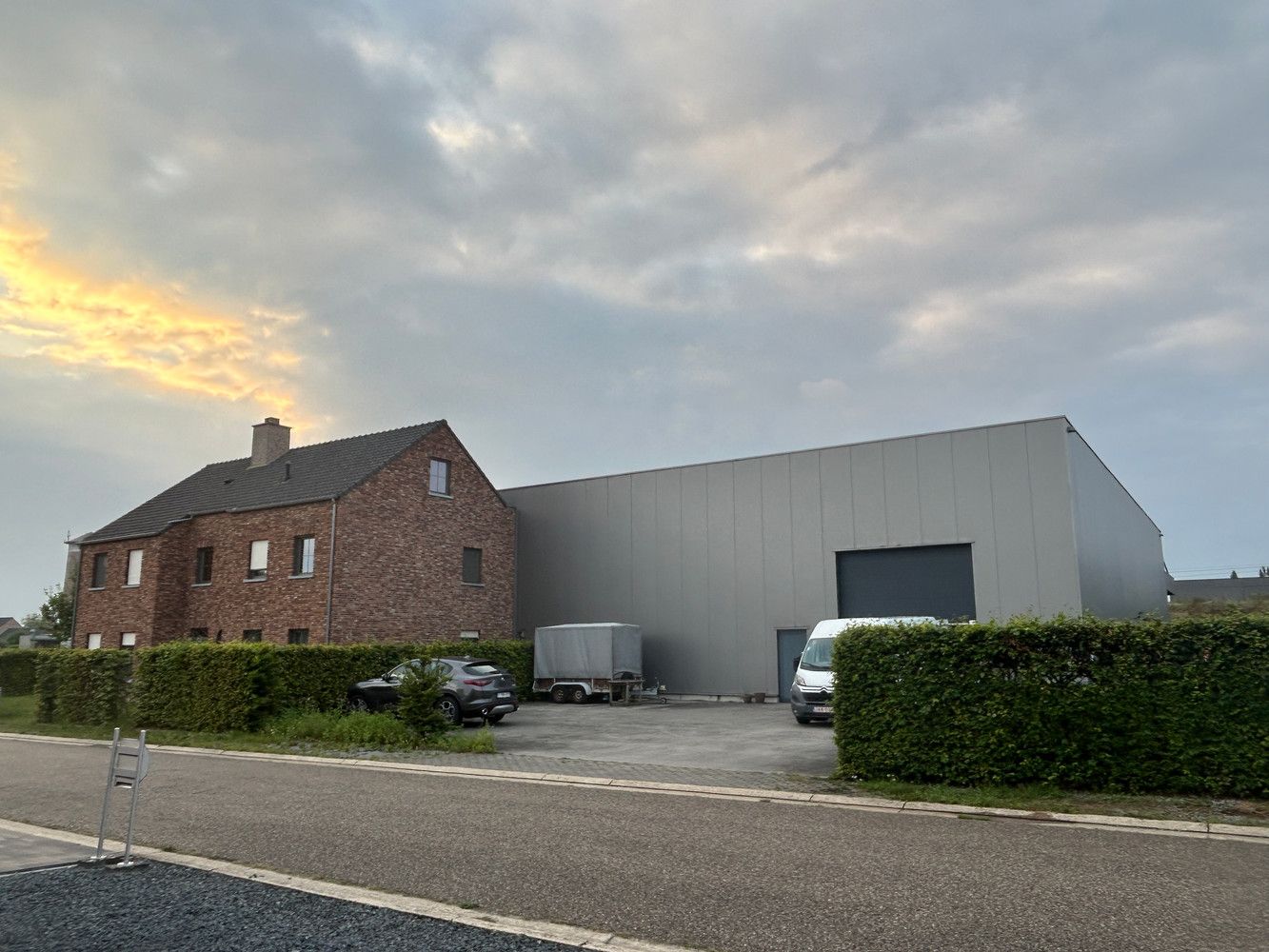 BEDRIJFSPAND MET WOONST foto {{pictureIndex}}