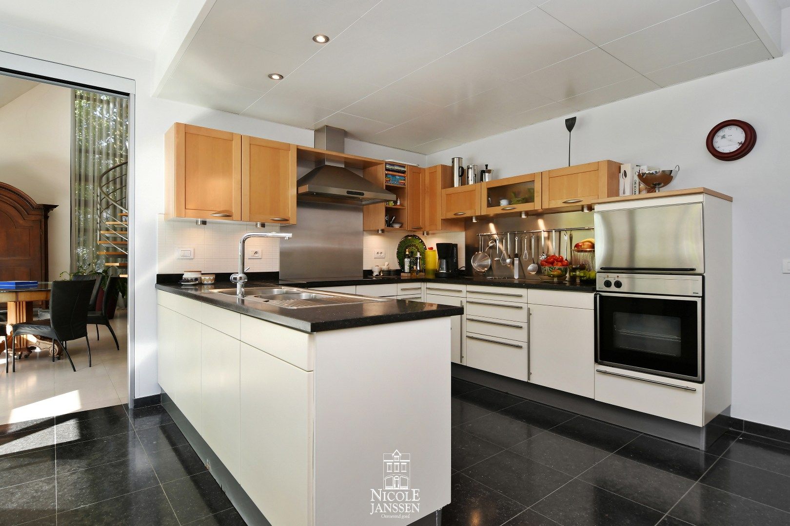 Ruime woning met zwembad foto 7