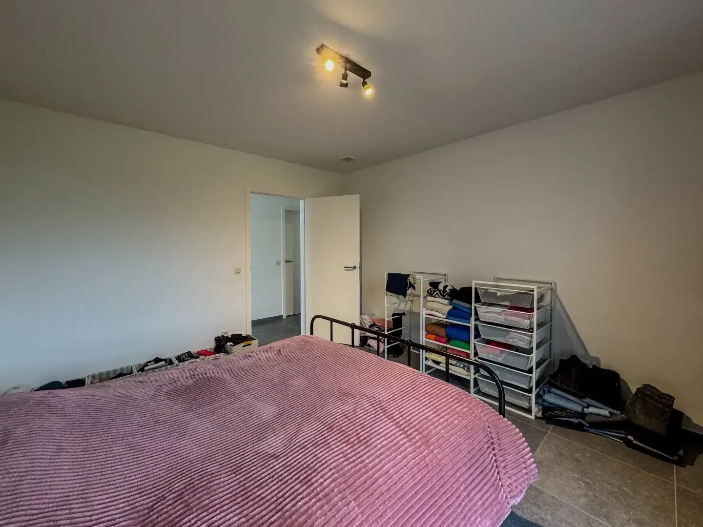 Prachtige nieuwbouwwoning met 3 slaapkamers, carport en tuin met tuinberging. foto 14