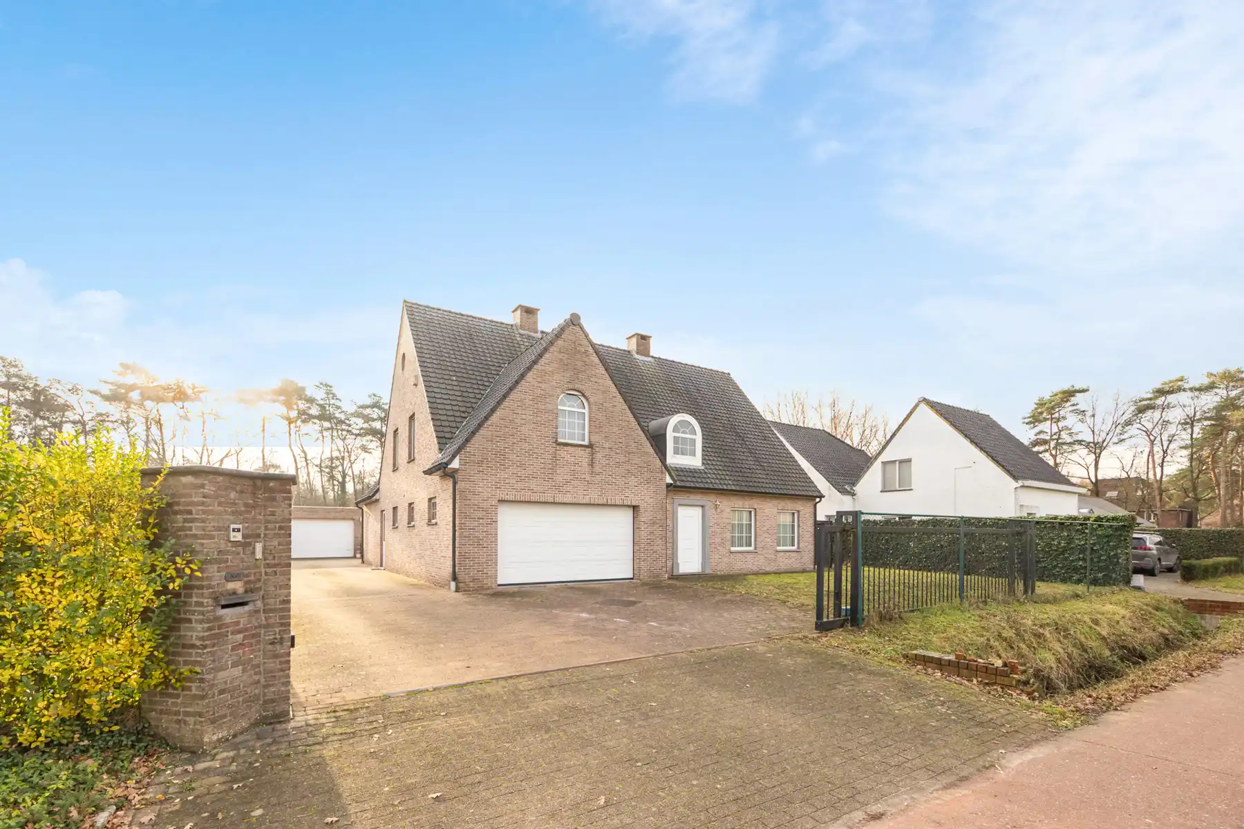 Energiezuinige villa met 5 slaapkamers en ruim bijgebouw op een perceel van 1.240m². foto {{pictureIndex}}
