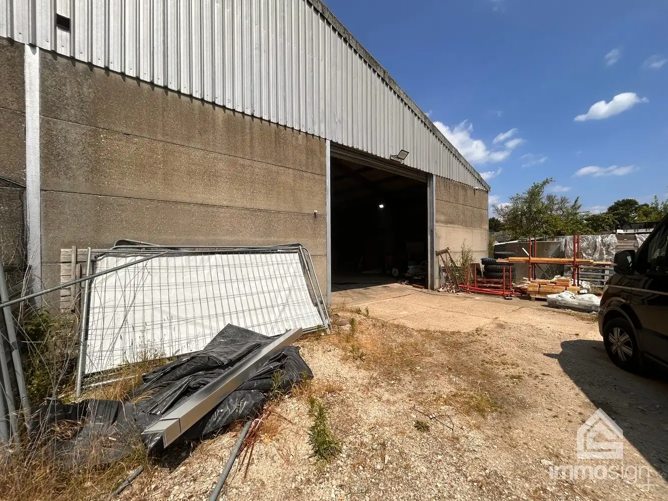 Loods van 180 m² ter opslag met grote automatische garagepoort te Bocholt! foto 4