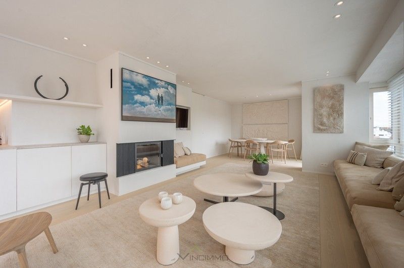 Lichtvolle, instapklare penthouse met drie volwaardige slaapkamers, meerdere terrassen en een open zicht op La Réserve en het Casinoplein. foto {{pictureIndex}}
