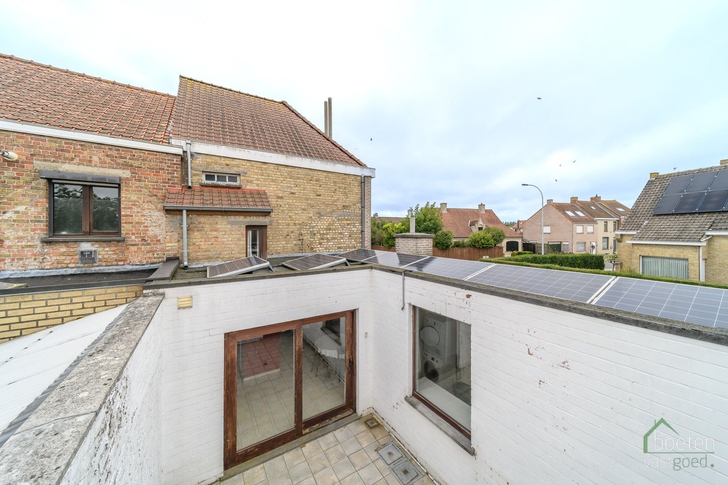 VEURNE: Heel degelijk woonhuis, met zeker enkele nodige werken maar anderzijds ook met leefbaar comfort, 4 slpks, zonnig terras en dubbele garage. foto 16
