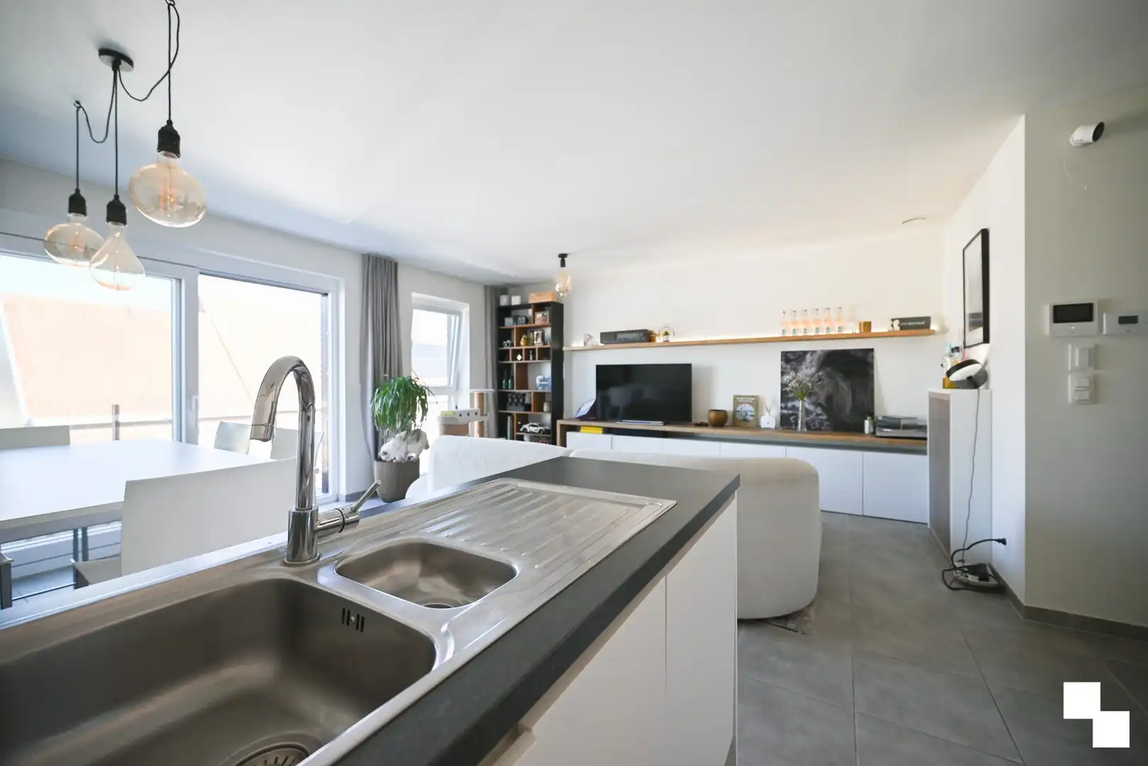 Instapklaar appartement met divers maatmeubilair te Izegem (Emelgem) foto 12