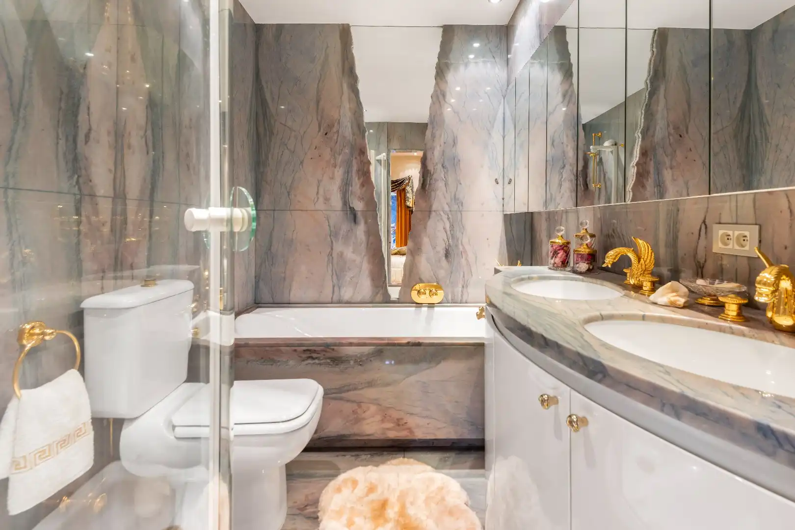 Luxueus ingericht appartement aan de zonnekant van de Dumortierlaan. Parking in het gebouw mgl. foto 12