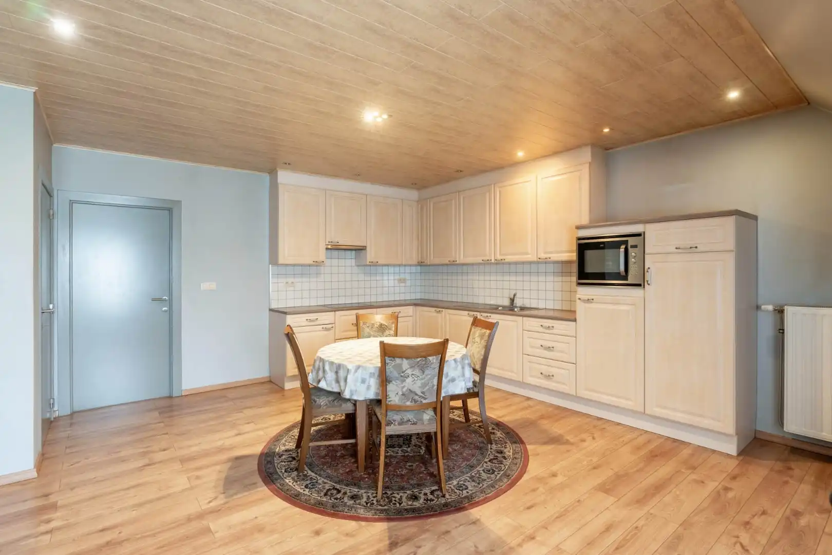 Zeer ruim vrijstaand (commercieel)gebouw bestaande uit een grote winkelruimte, een werkplaats, een magazijn en 2 appartementen! foto 34