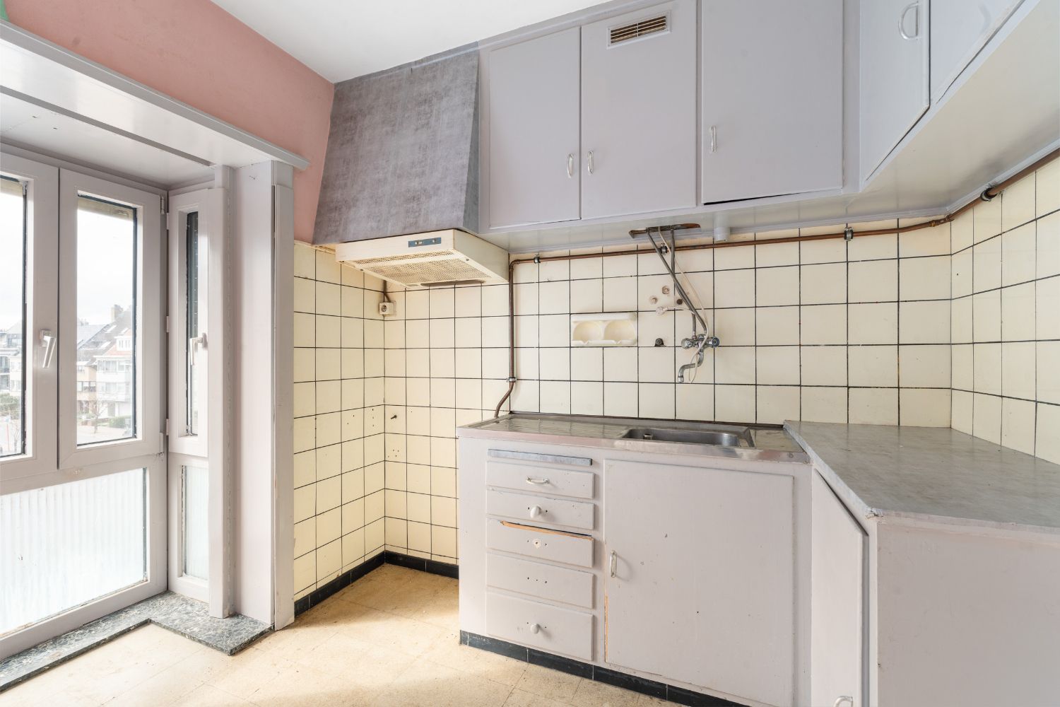 Te renoveren twee slaapkamer appartement vlakbij het station foto 6