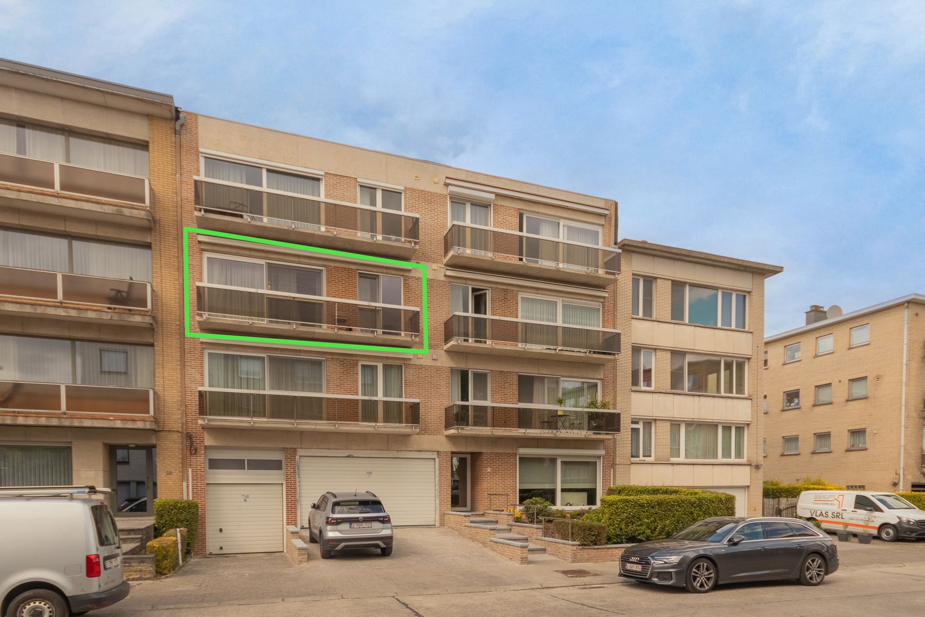 Goed onderhouden appartement met 3 slaapkamers en garage foto {{pictureIndex}}
