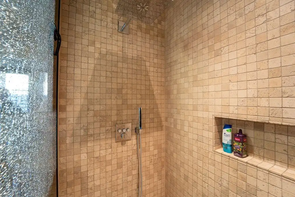 PRACHTIG GERENOVEERDE WONING MET 3 SLAAPKAMERS, 2 BADKAMERS, INPANDIGE GARAGE EN PAARDENSTALLINGEN MET ENERGIEZUINIG EPC TE WIJER (NIEUWERKERKEN)  foto 12