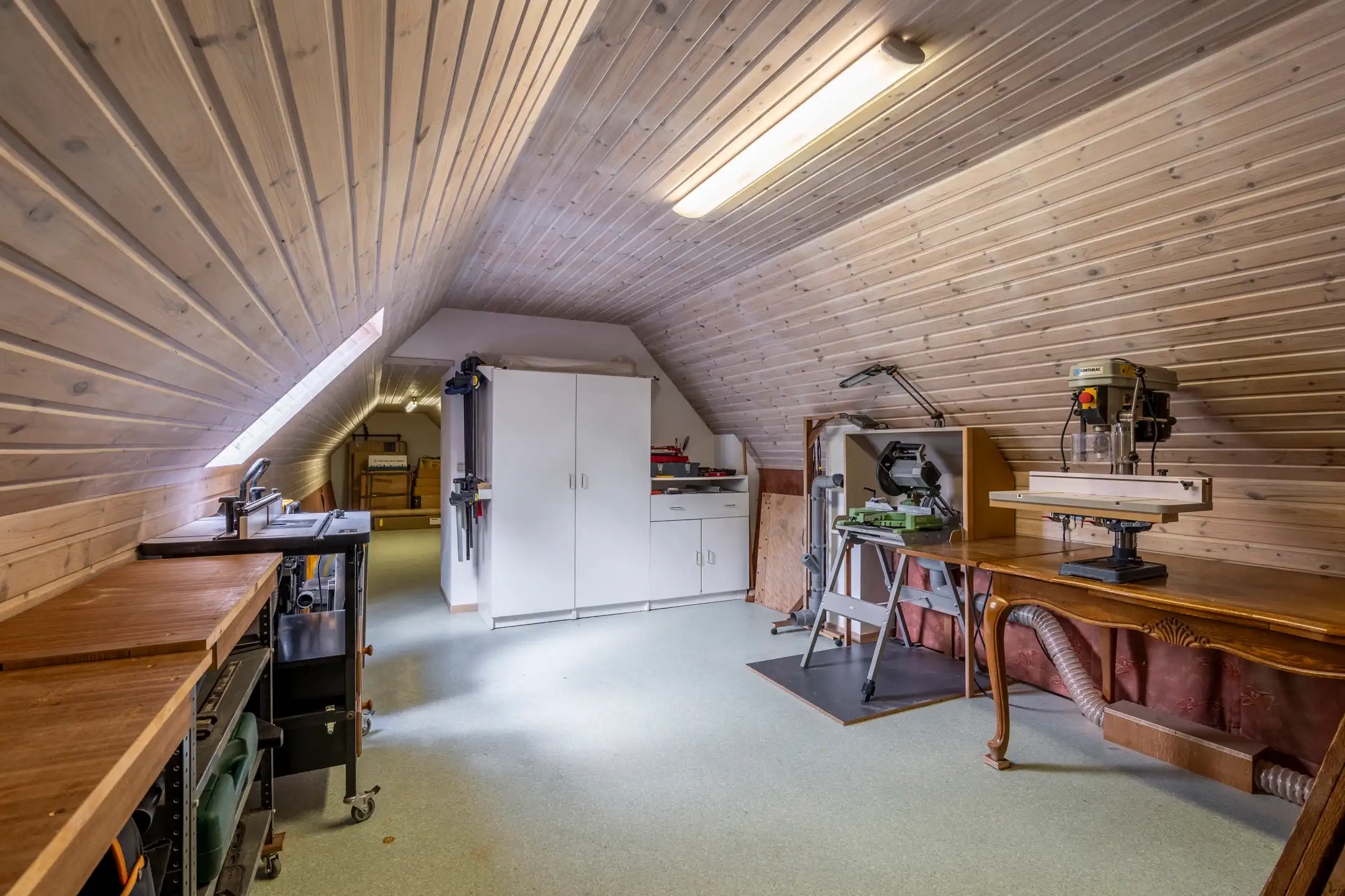 Ruime villa met aangelegde tuin foto 28